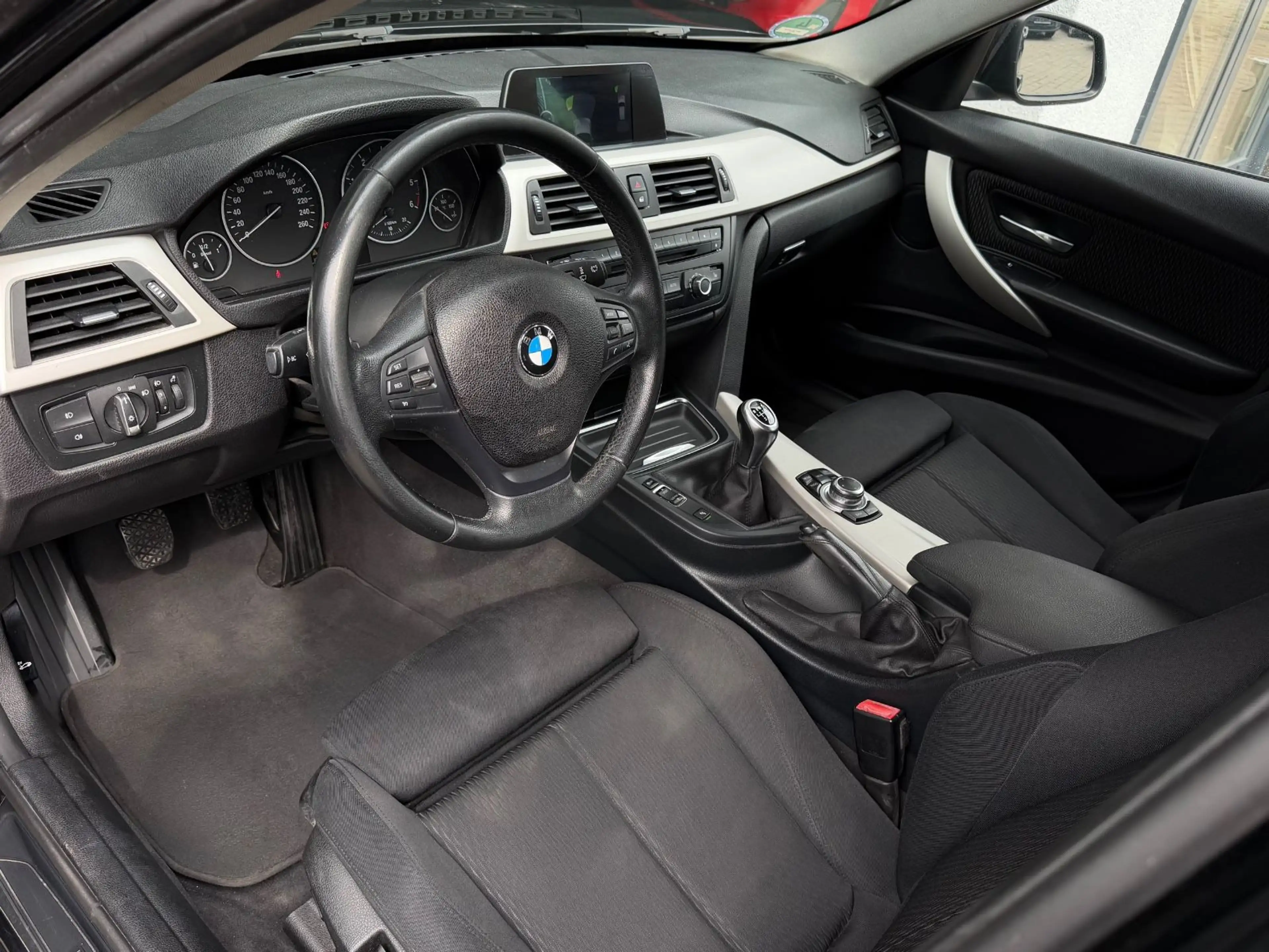 BMW 320 d Touring F31 — photo 9