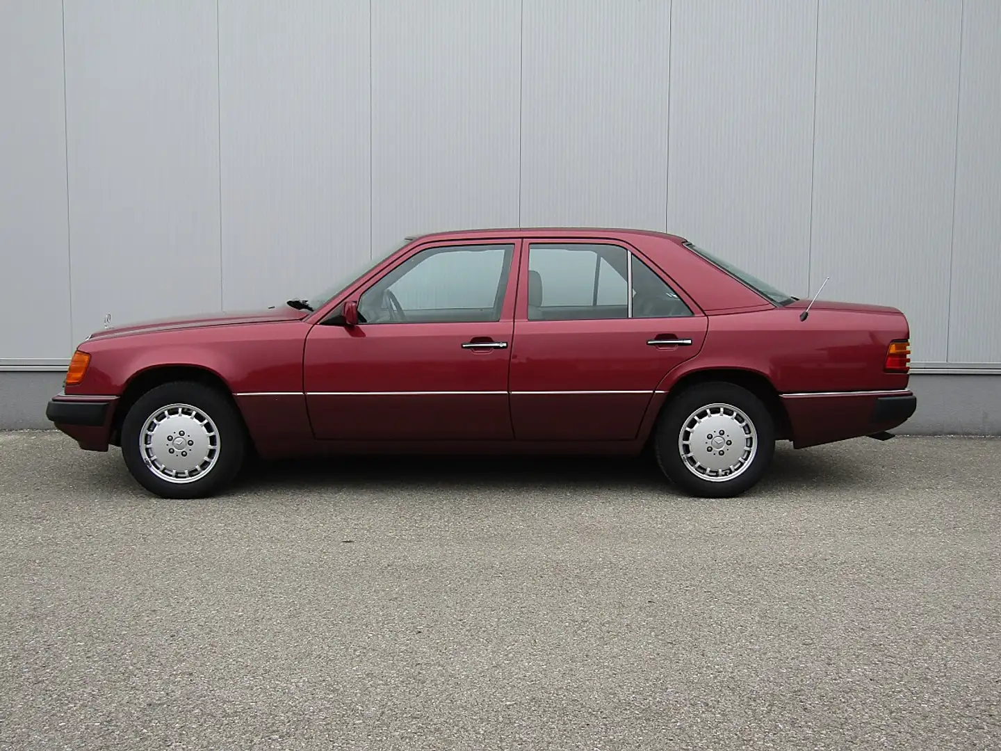 Mercedes-Benz Sonstige 300 E 4-M Automatik 1. Besitz super Ausstattung!! Rot - 2