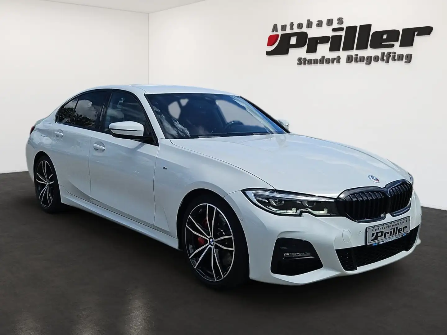 BMW 320 d Lim. M Sport/NAVI/AHK/LED/LiveCockpit/DAB White - 2