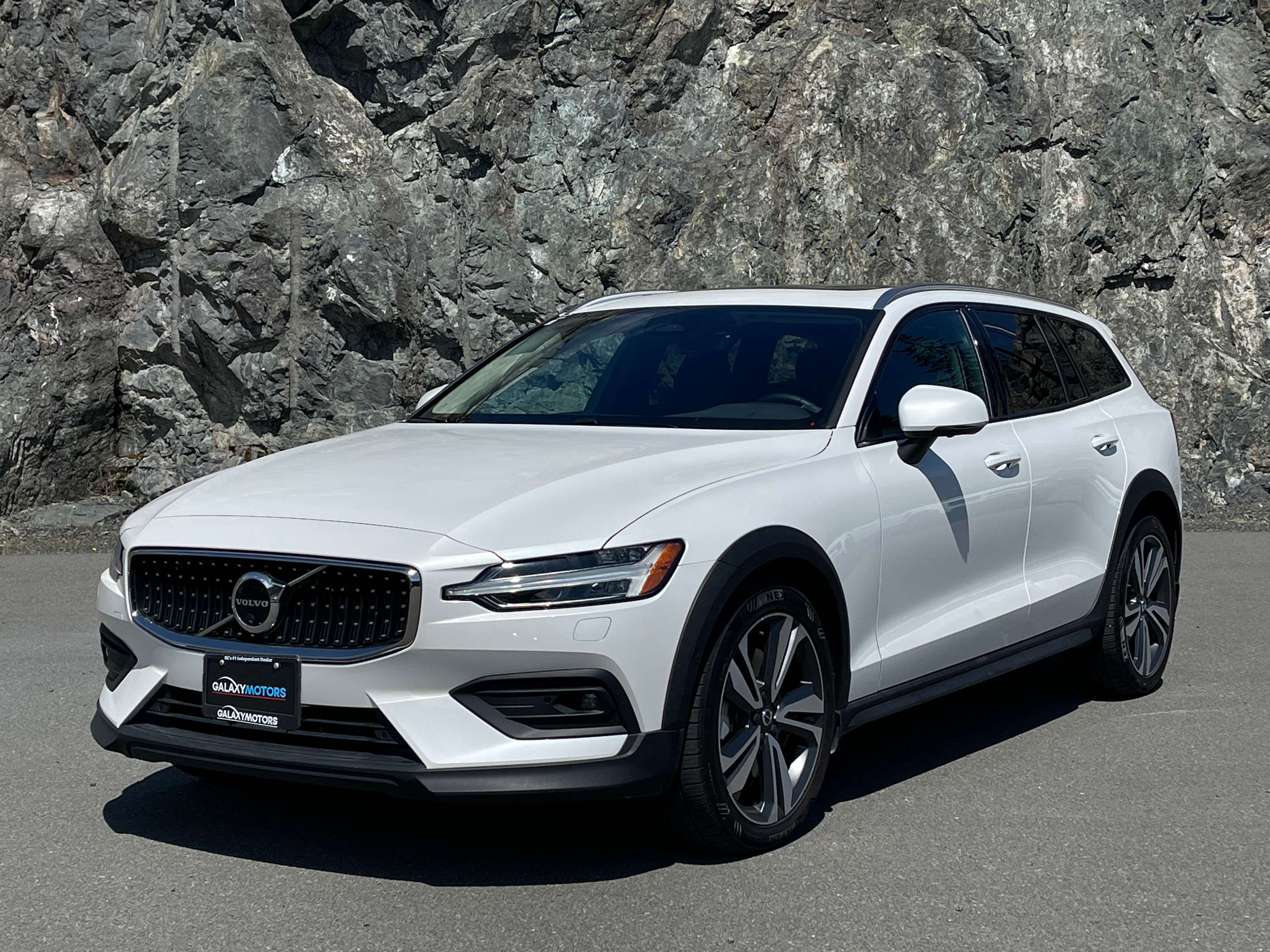 2025 Volvo V60 Plus AWD - Apple CarPlay & Auto Dimming Mirrors