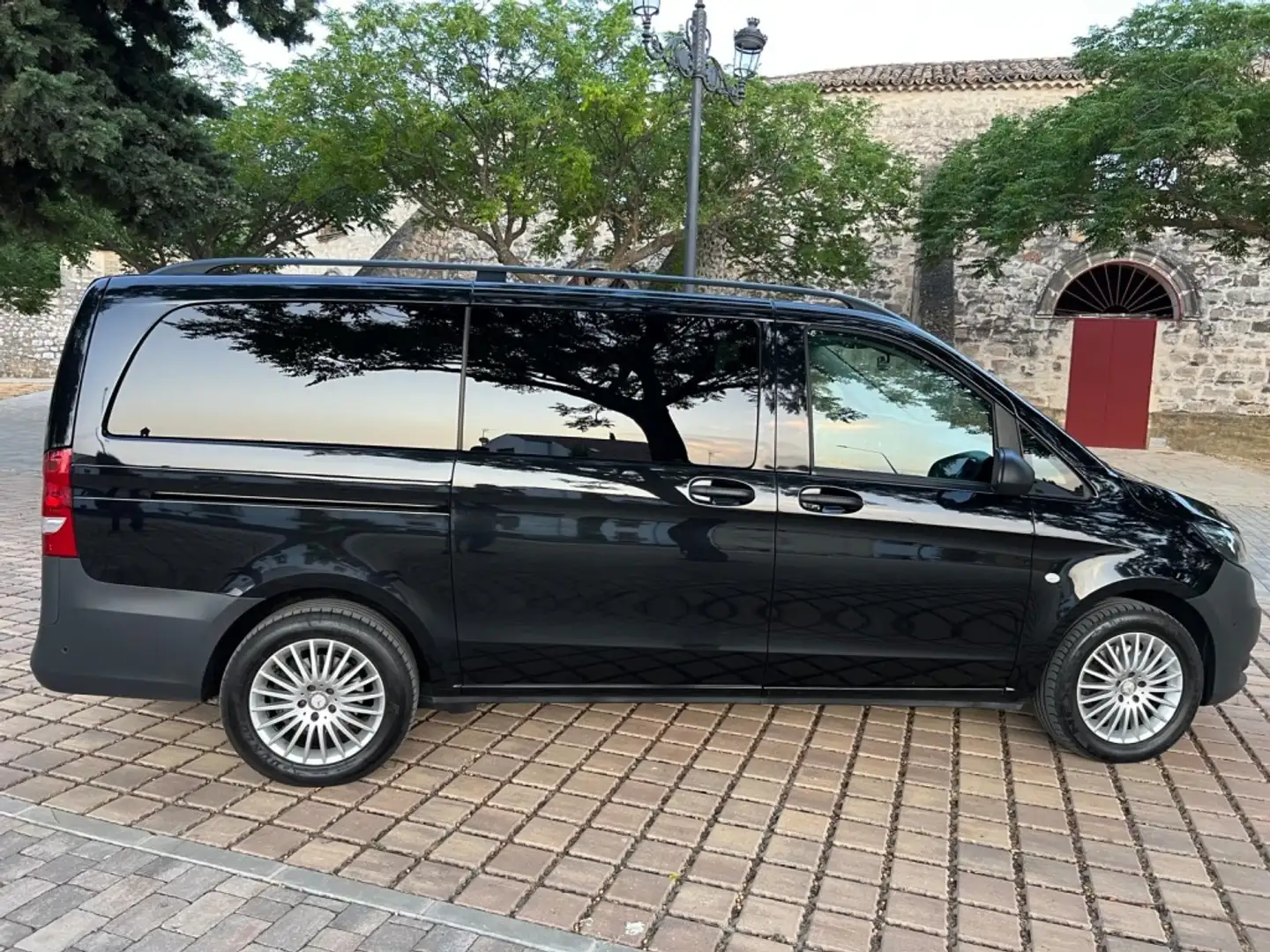 Mercedes-Benz Vito Monovolumen Automático de 4 Puertas Negro - 2