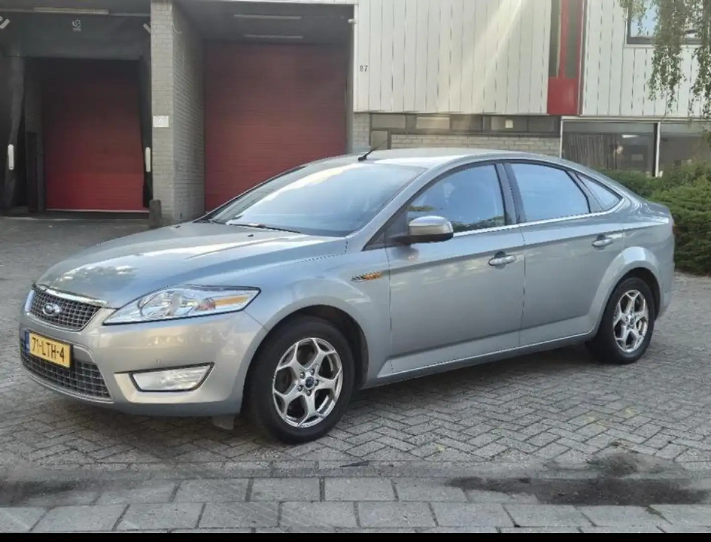 Ford Mondeo Mondeo 2.0-16V Limited Stříbrná - 1