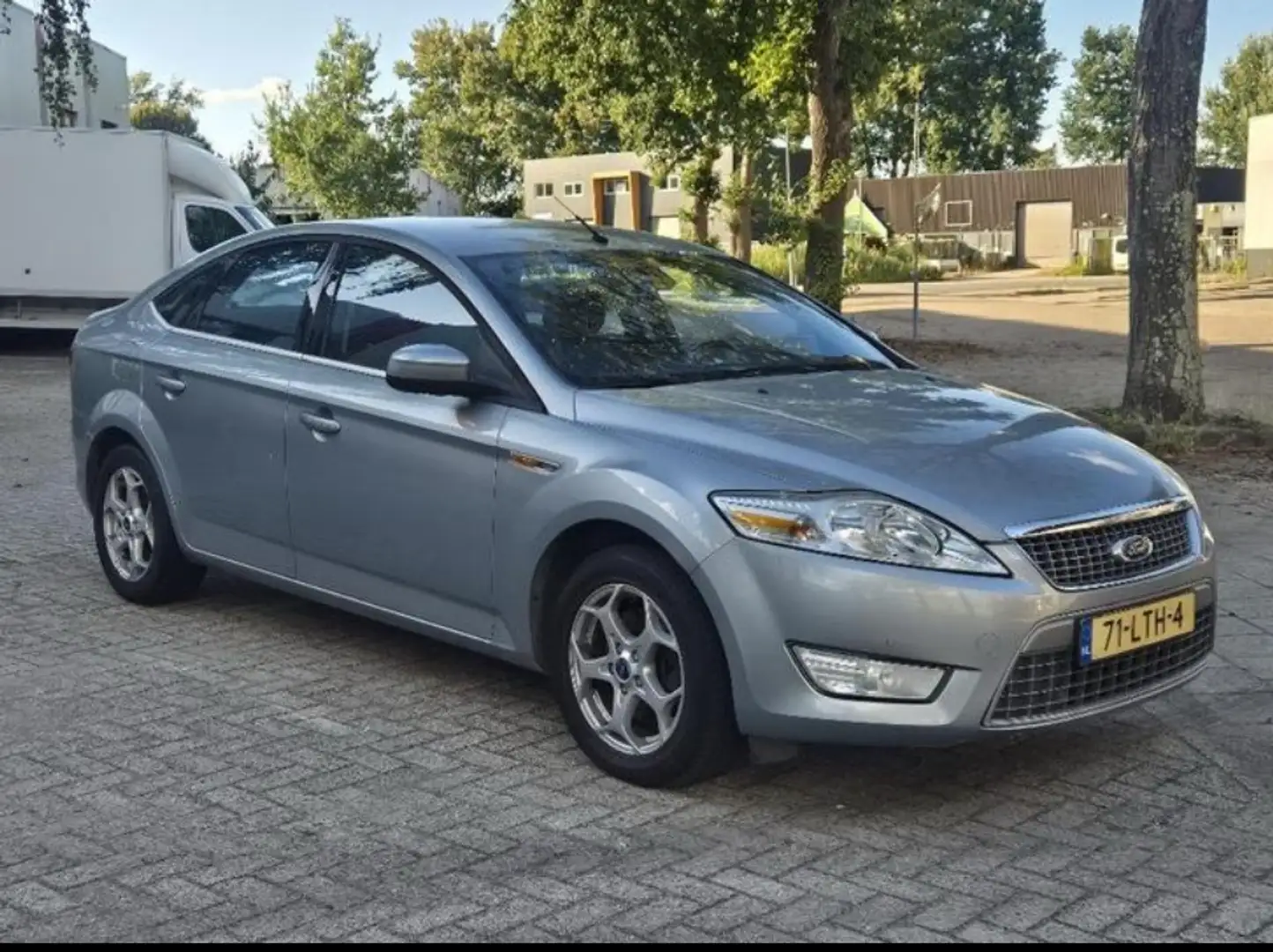 Ford Mondeo Mondeo 2.0-16V Limited Stříbrná - 2