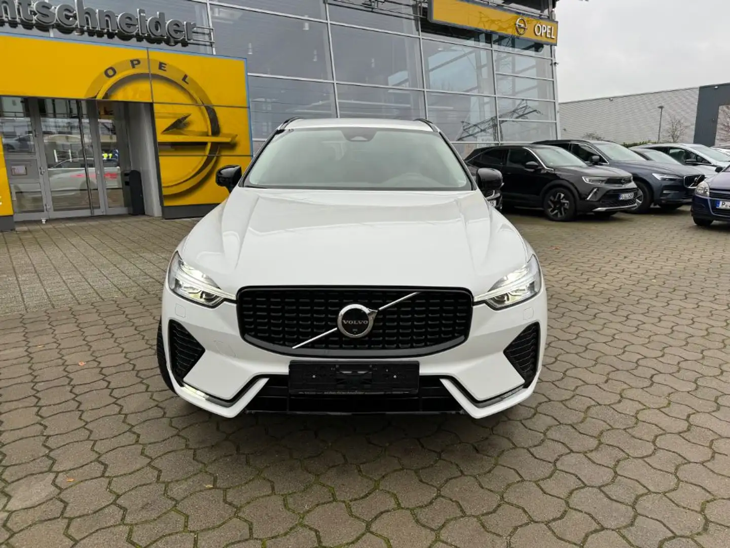 Volvo XC60 B4 D AWD Plus Dark+HarmanKardon+Allwetter Weiß - 2