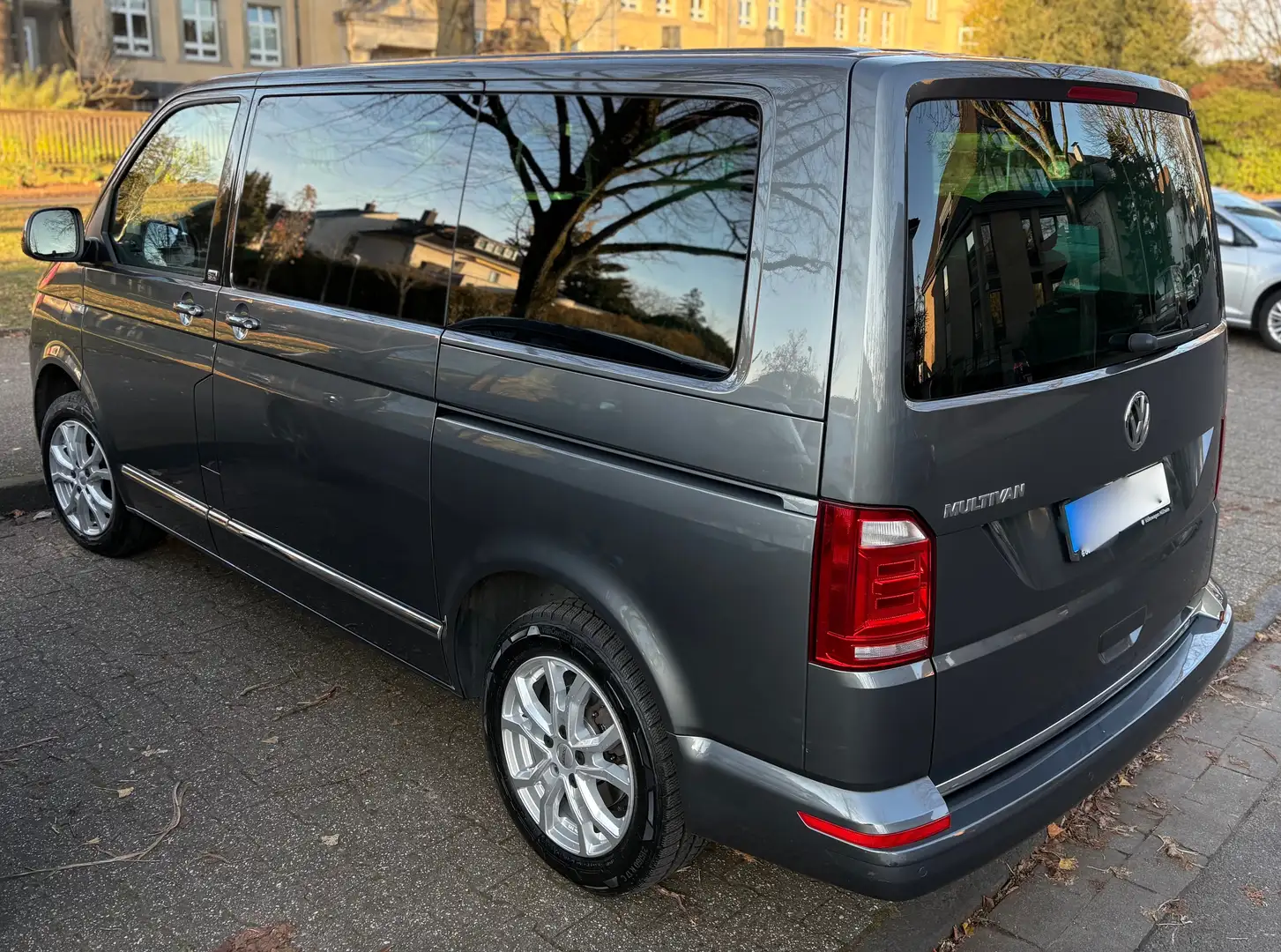 Volkswagen T6 Multivan Multivan DSG Kurz Highline Grau - 2
