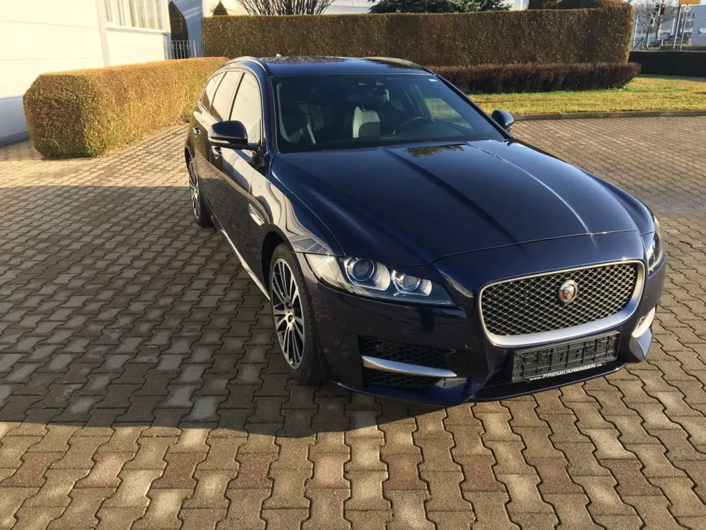 Jaguar XF 25d AWD Sportbrake  Aut. Blau - 2
