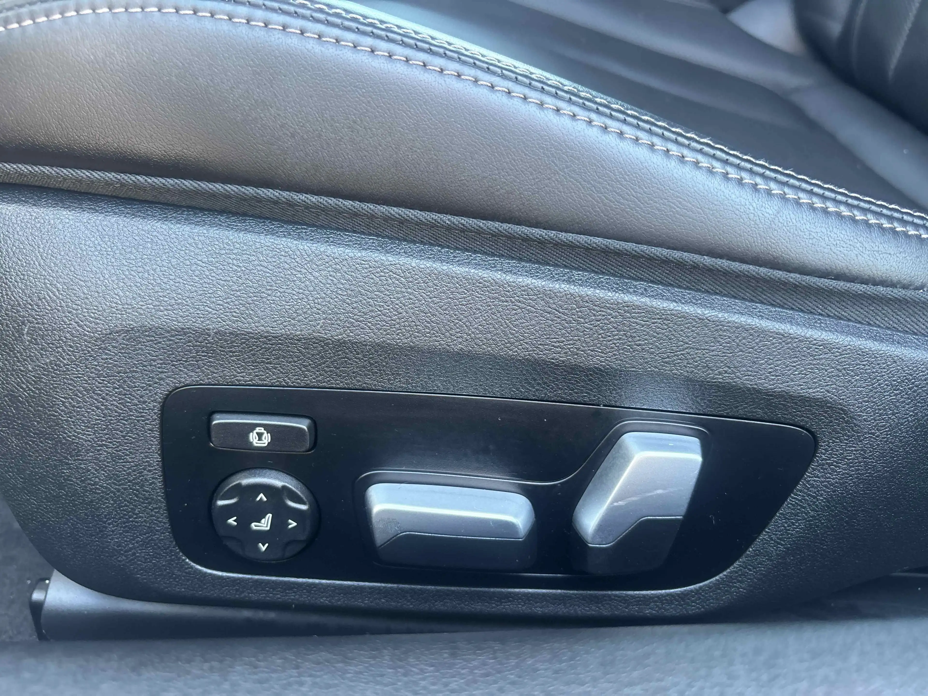 BMW 840 i Cabrio — photo 21