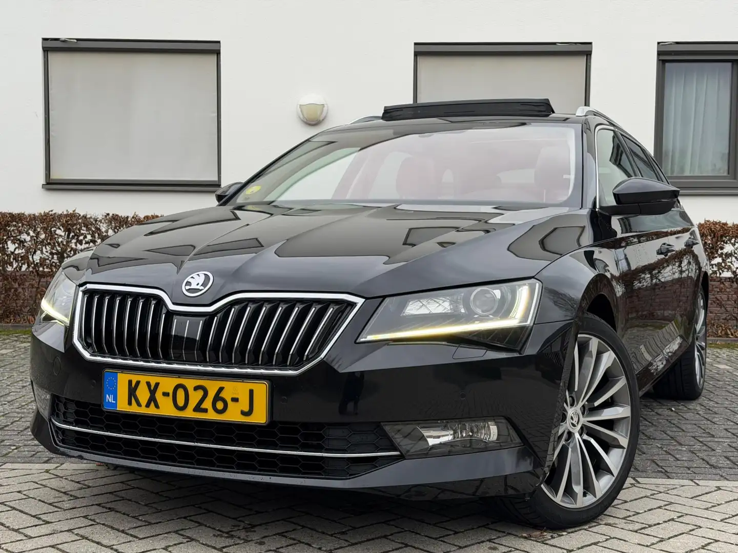 Skoda Superb Combi 1.6 TDI Style Business LEER PANO TREKHAAK NA Zwart - 2