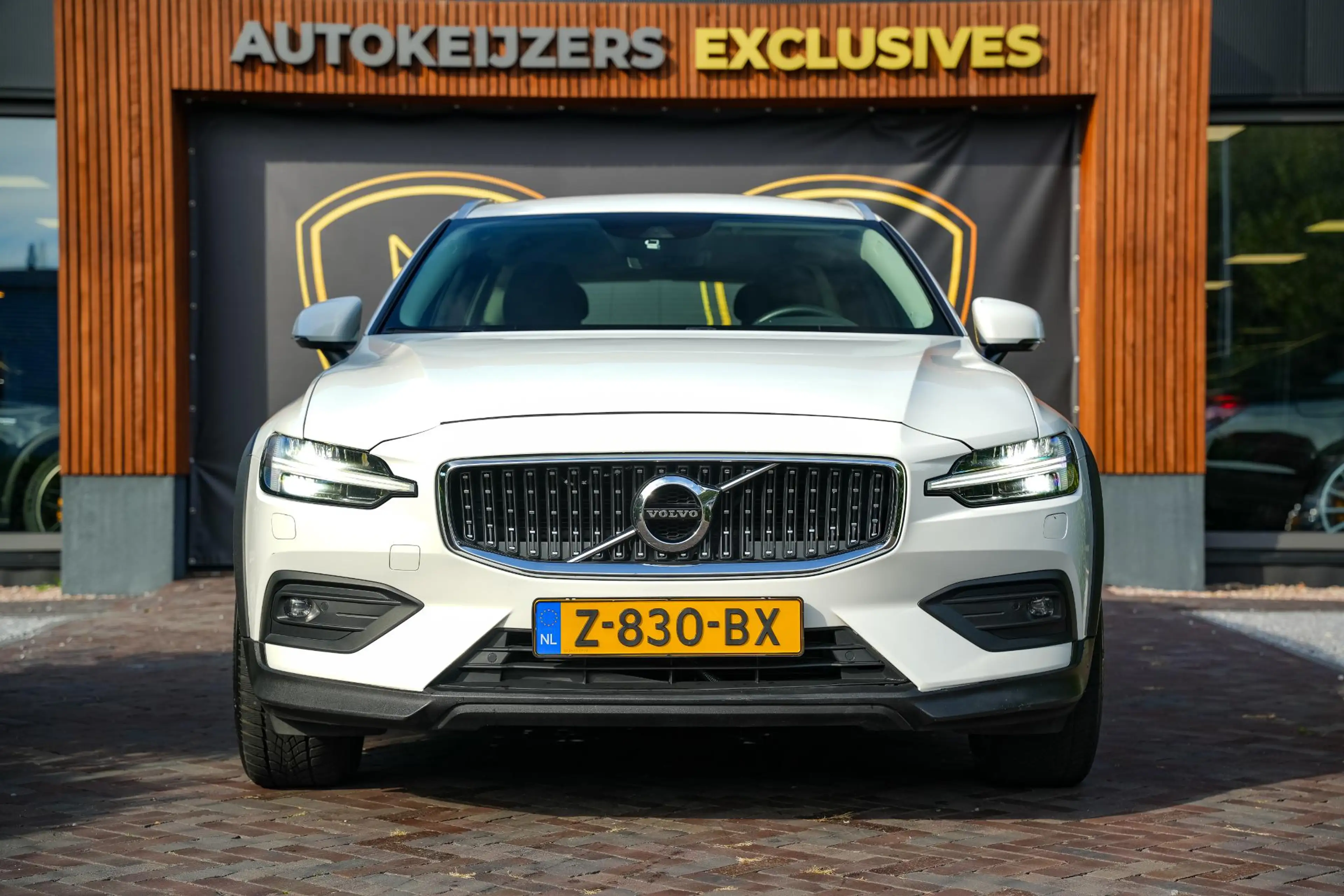 Volvo V60 Cross Country 2.0 B5 AWD Pro Adaptieve Cruise Keyless Memory 18' — photo 3