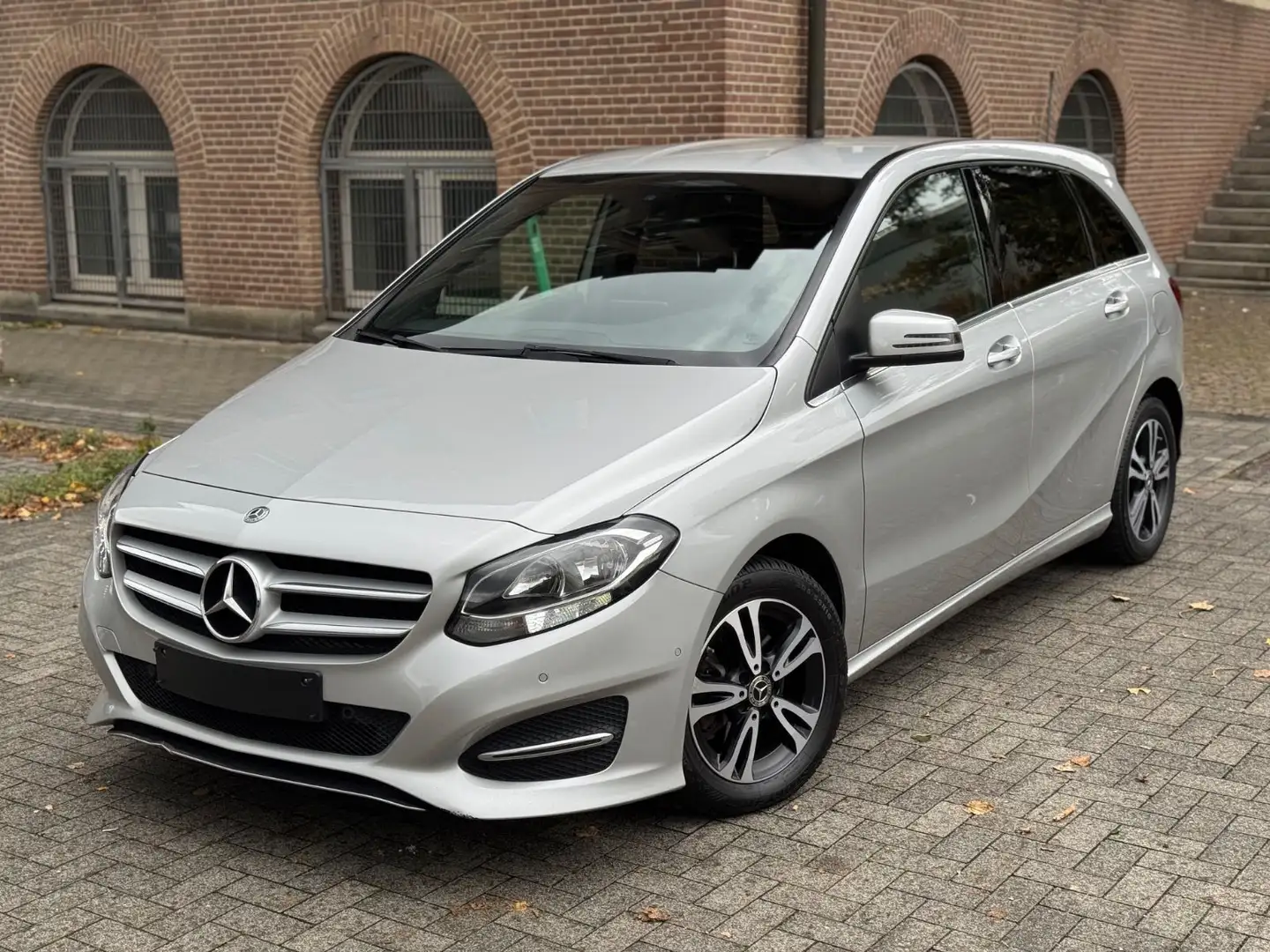 Mercedes-Benz B 220 B -Klasse B 220 d Urban Style Edition Silber - 1