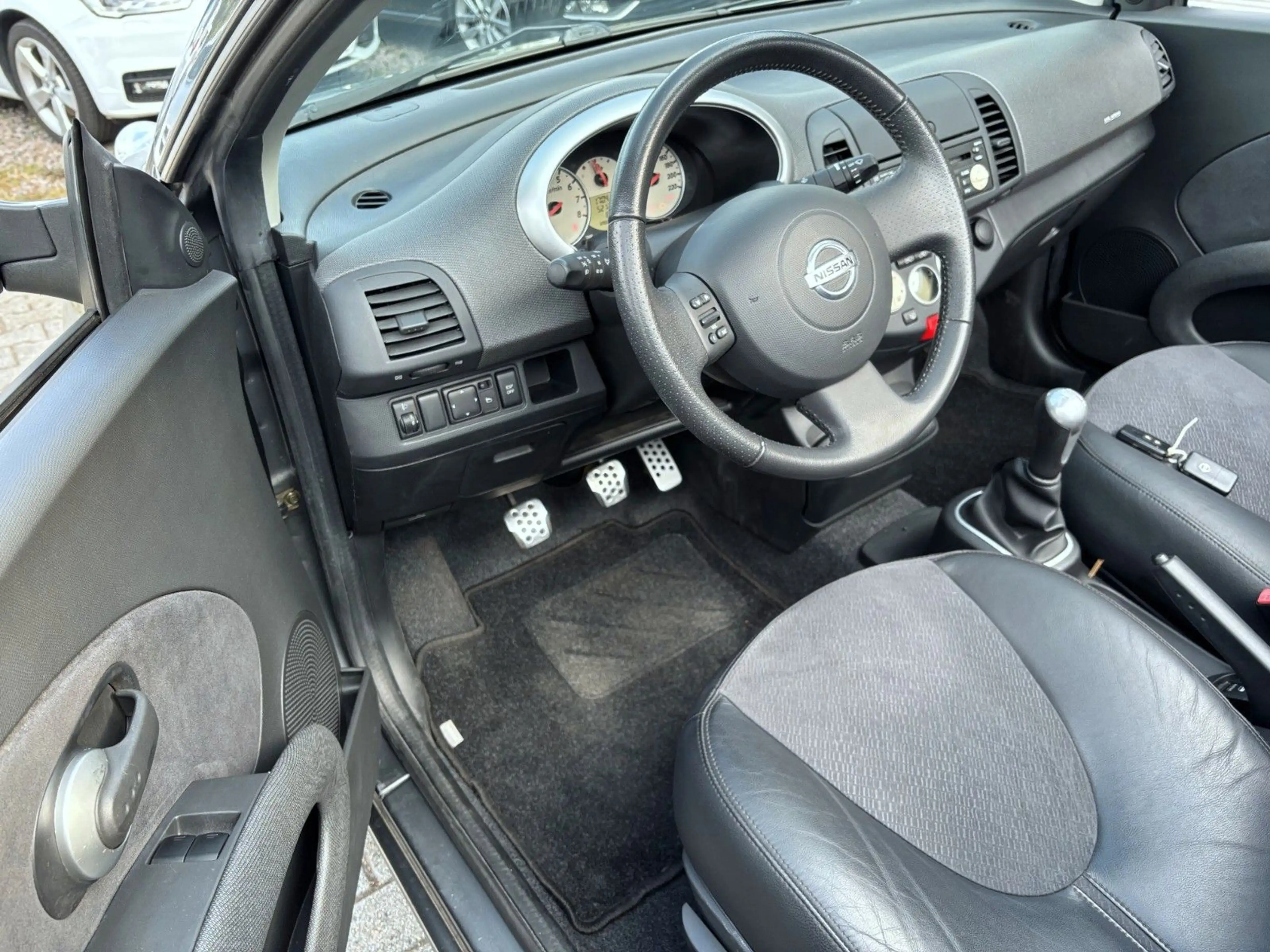 Nissan Micra C+C Premium Sport T-Leder Panorama 1-Hand — photo 6