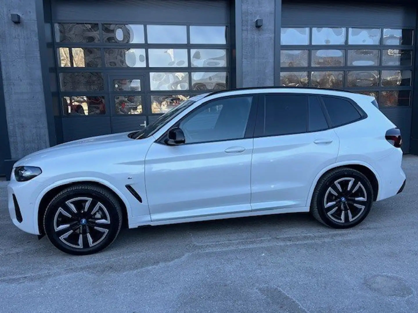 BMW iX3 Inspiring M-Paket, Panor. Weiß - 2