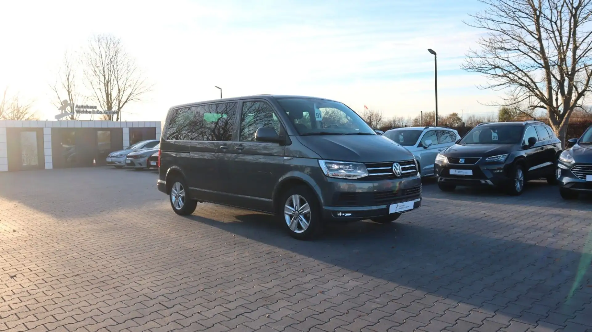 Volkswagen T6 Multivan Comfort Auto. ACC R.Cam LED Navi AHK Grau - 1
