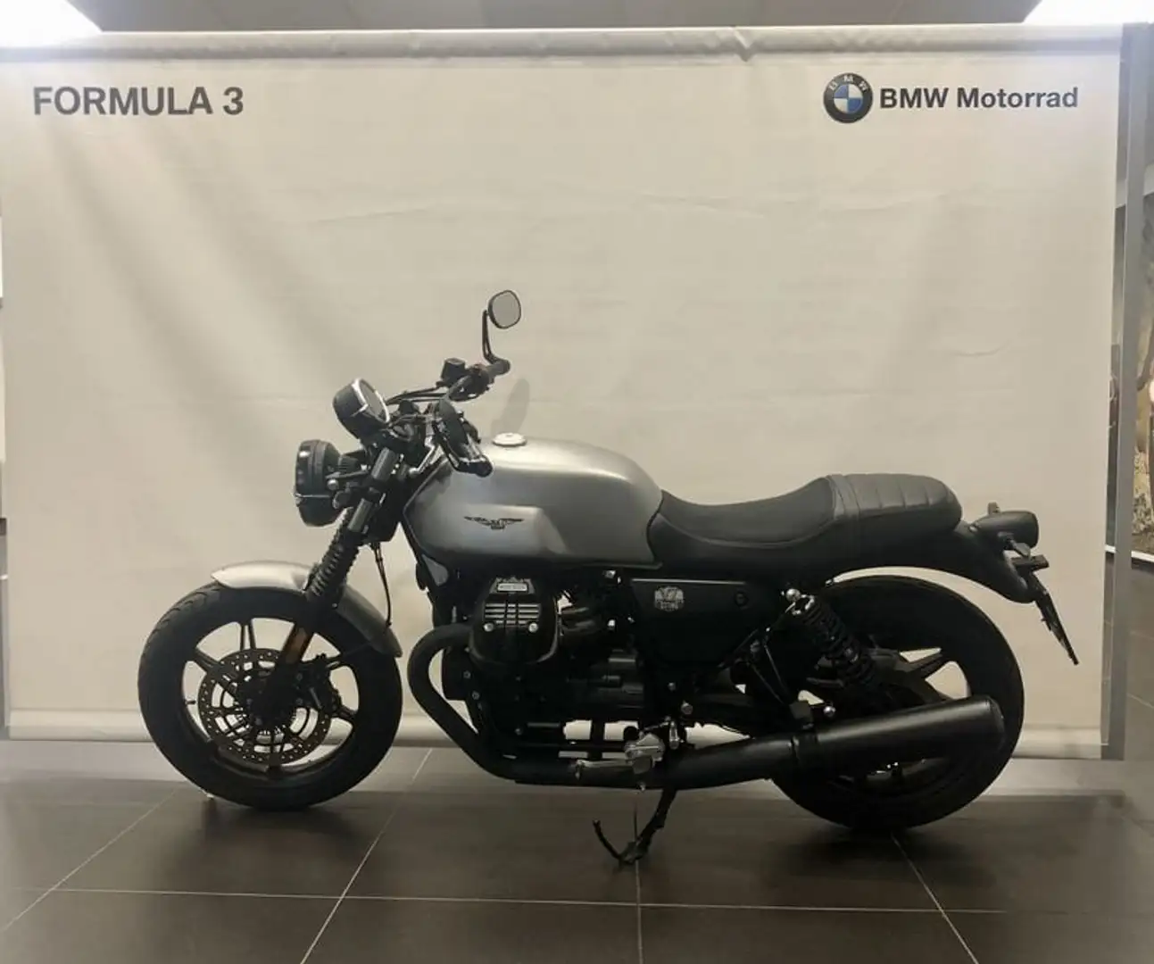 Moto Guzzi V 7 Stone 850 - 1