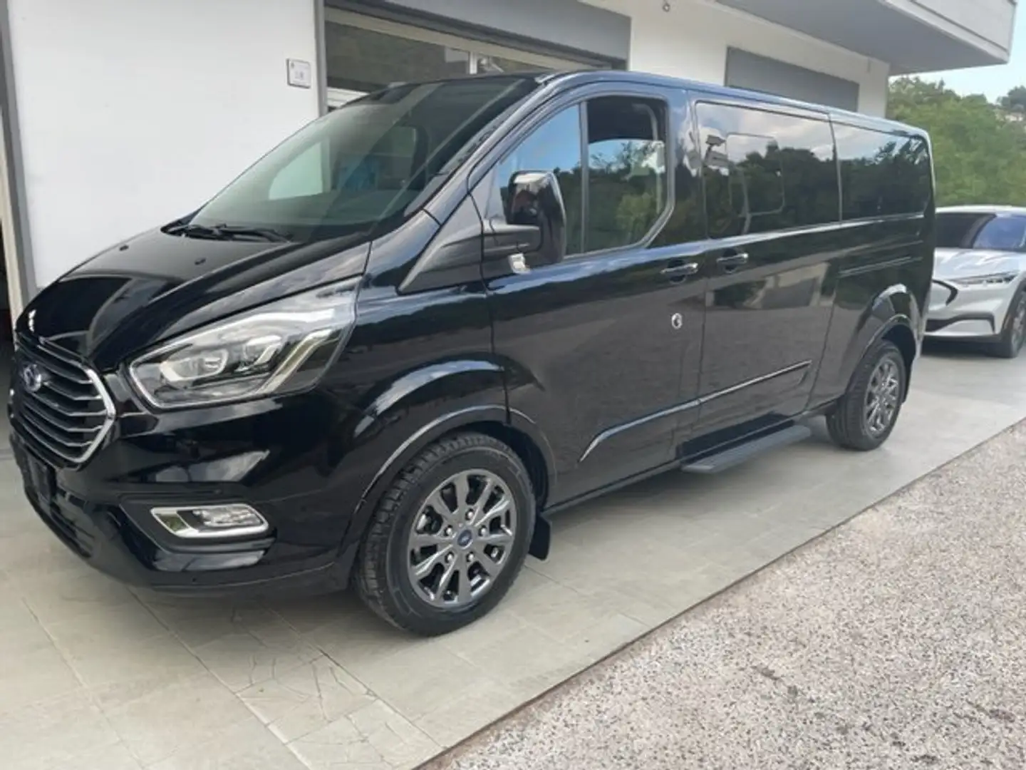 Ford Tourneo Custom Titanium X 320 L2 2.0 EcoBlue 170CV Aut full Nero - 2