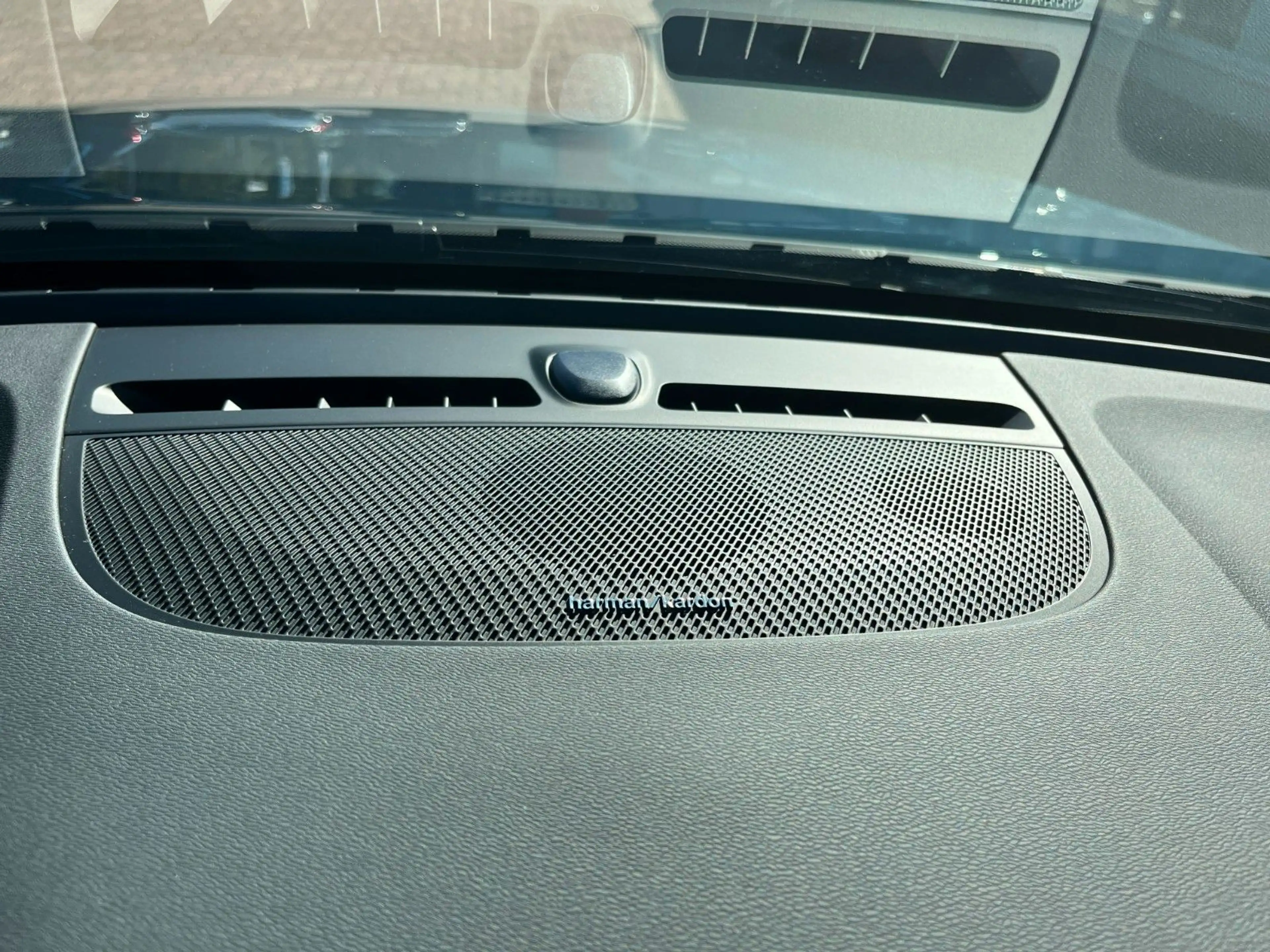 Volvo EX40 Plus Black Edit. Single Motor Ext Range — photo 25