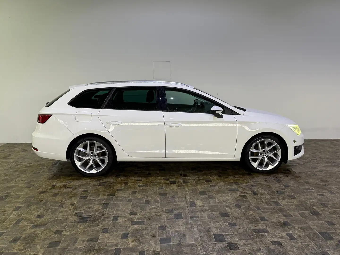 SEAT Leon 2,0D FR ST Kombi, LED, 1.Hand, Navi Weiß - 1