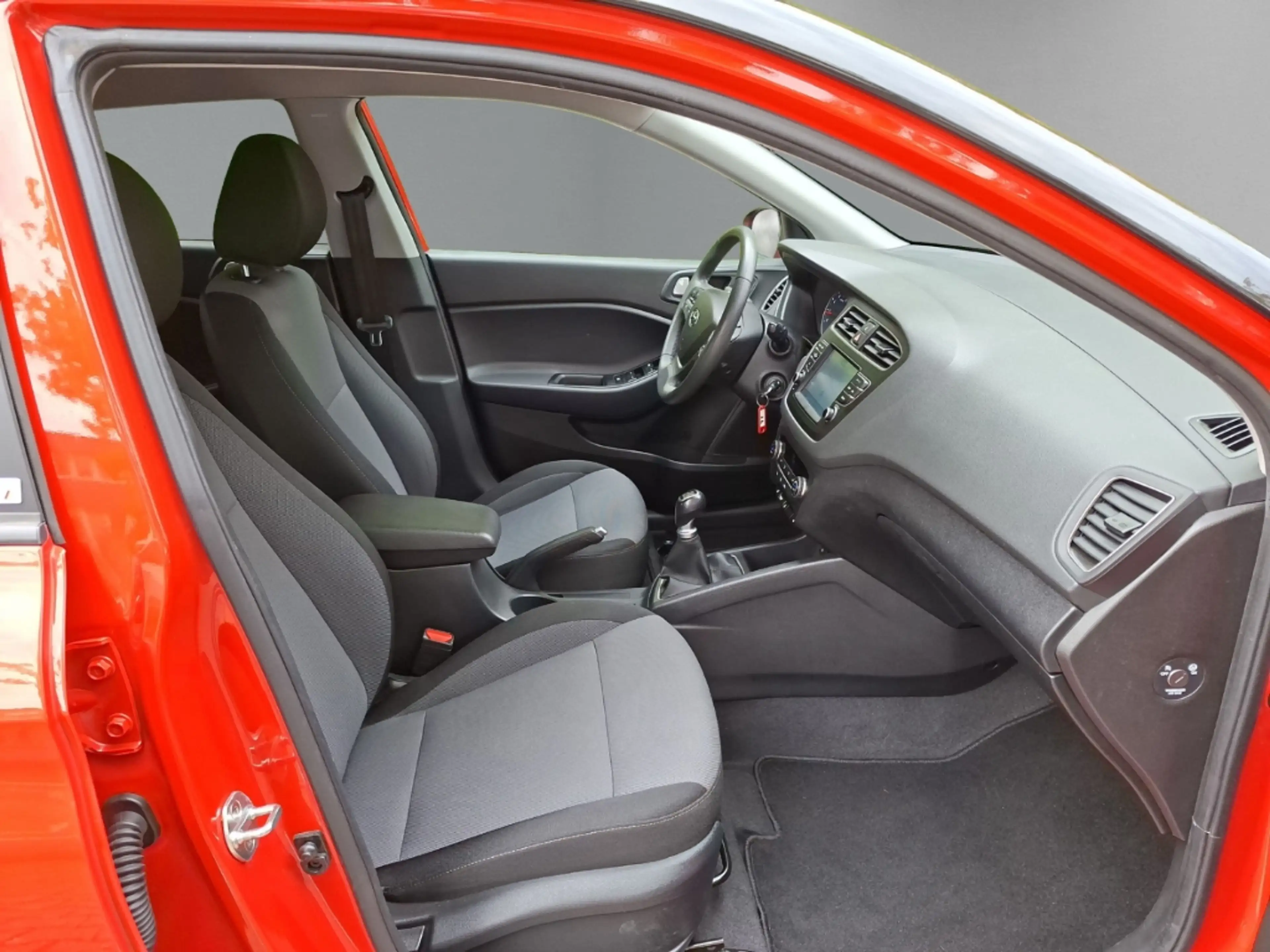 Hyundai i20 Advantage + Navi Apple CarPlay Android Auto Klimaa — photo 12