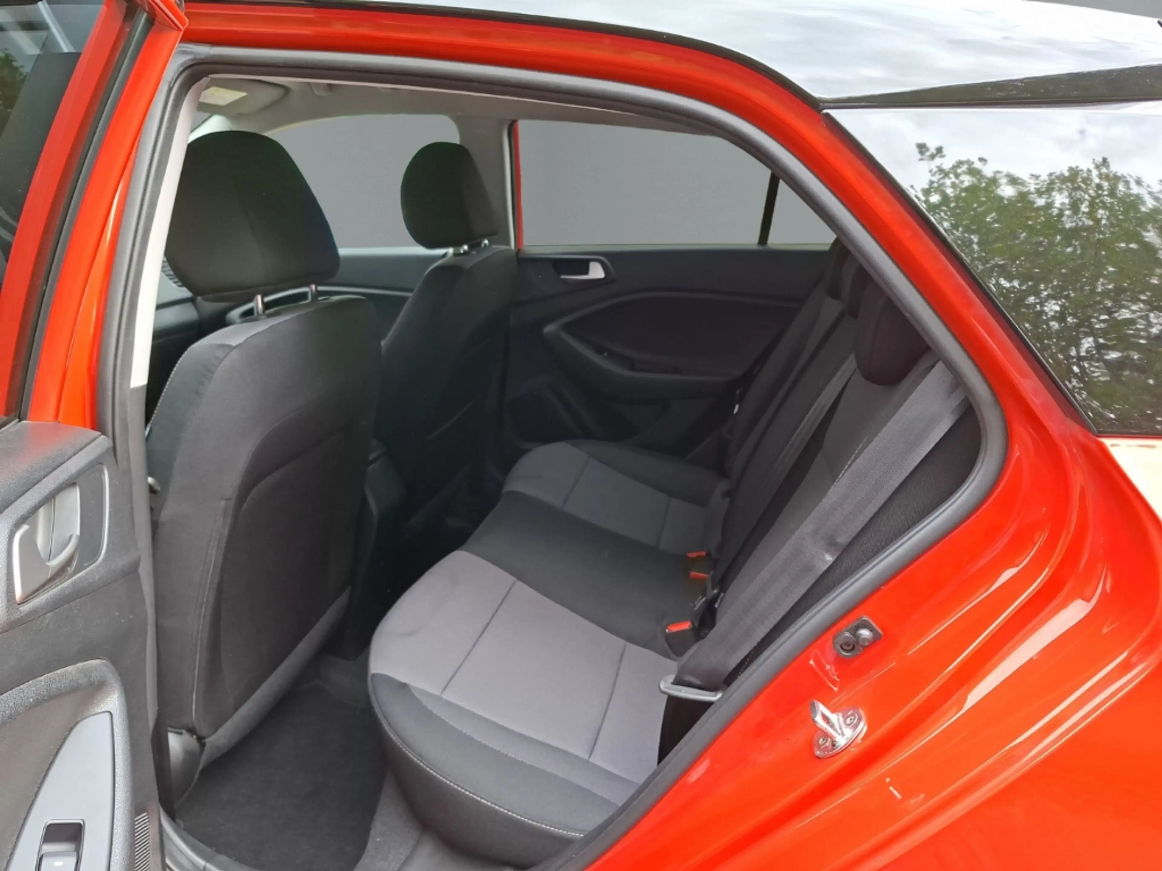 Hyundai i20 Advantage + Navi Apple CarPlay Android Auto Klimaa — photo 11
