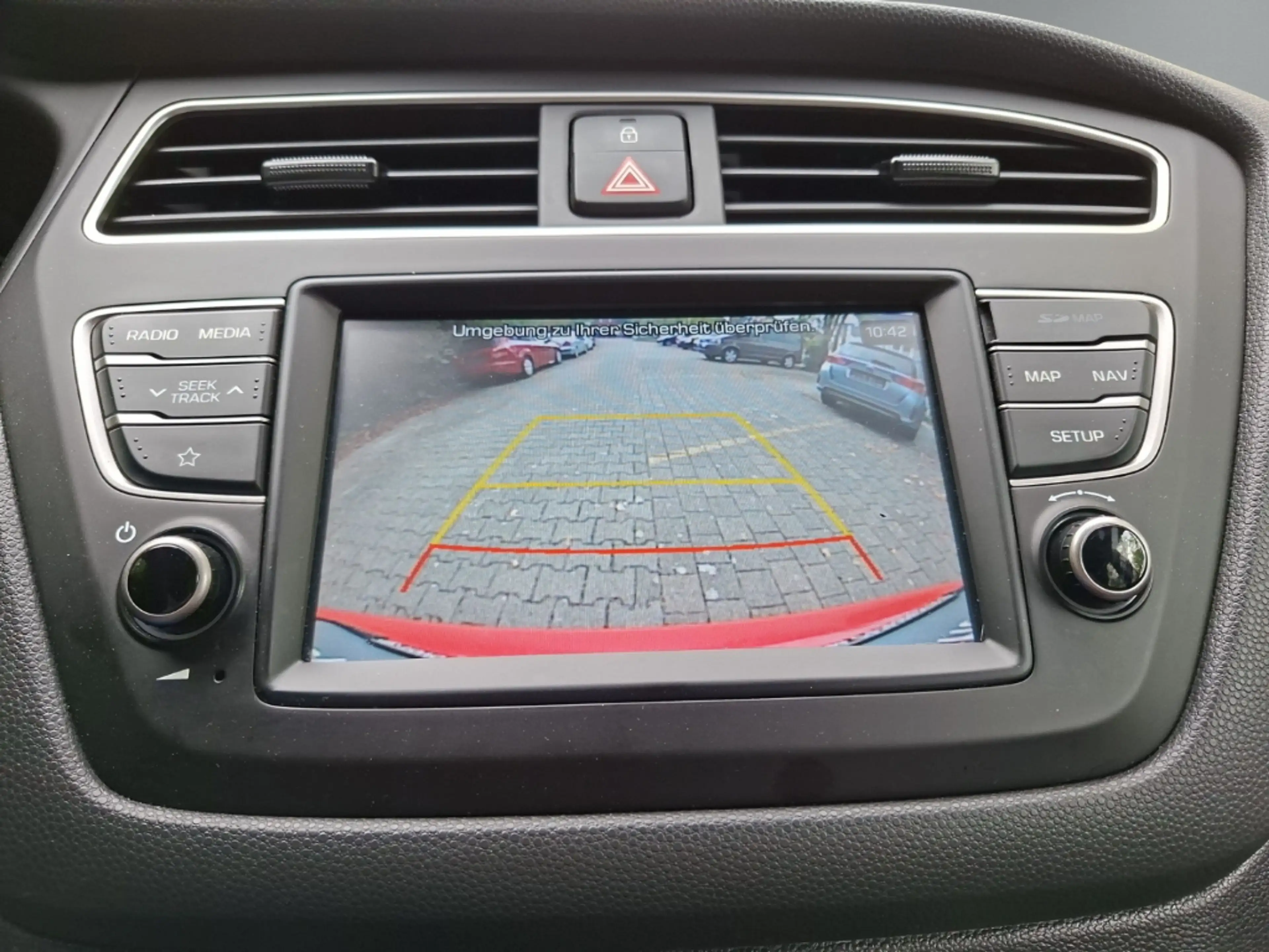 Hyundai i20 Advantage + Navi Apple CarPlay Android Auto Klimaa — photo 16