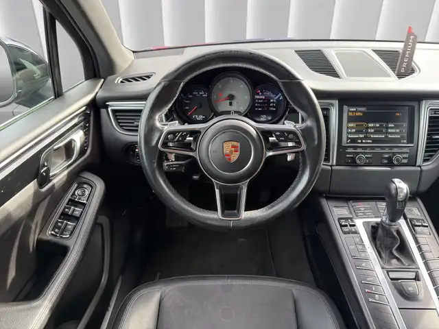 Porsche Macan view 12