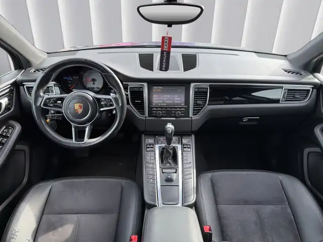 Porsche Macan view 11