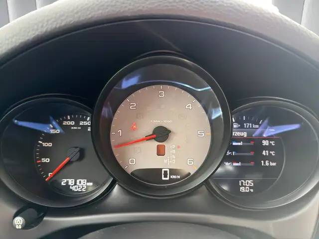 Porsche Macan view 13