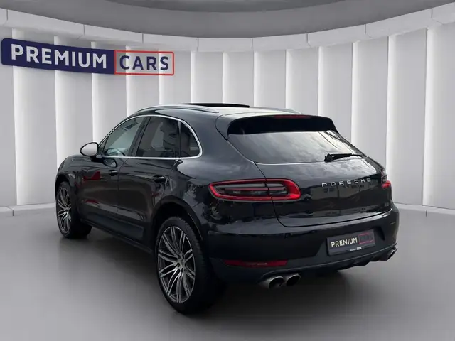 Porsche Macan view 3