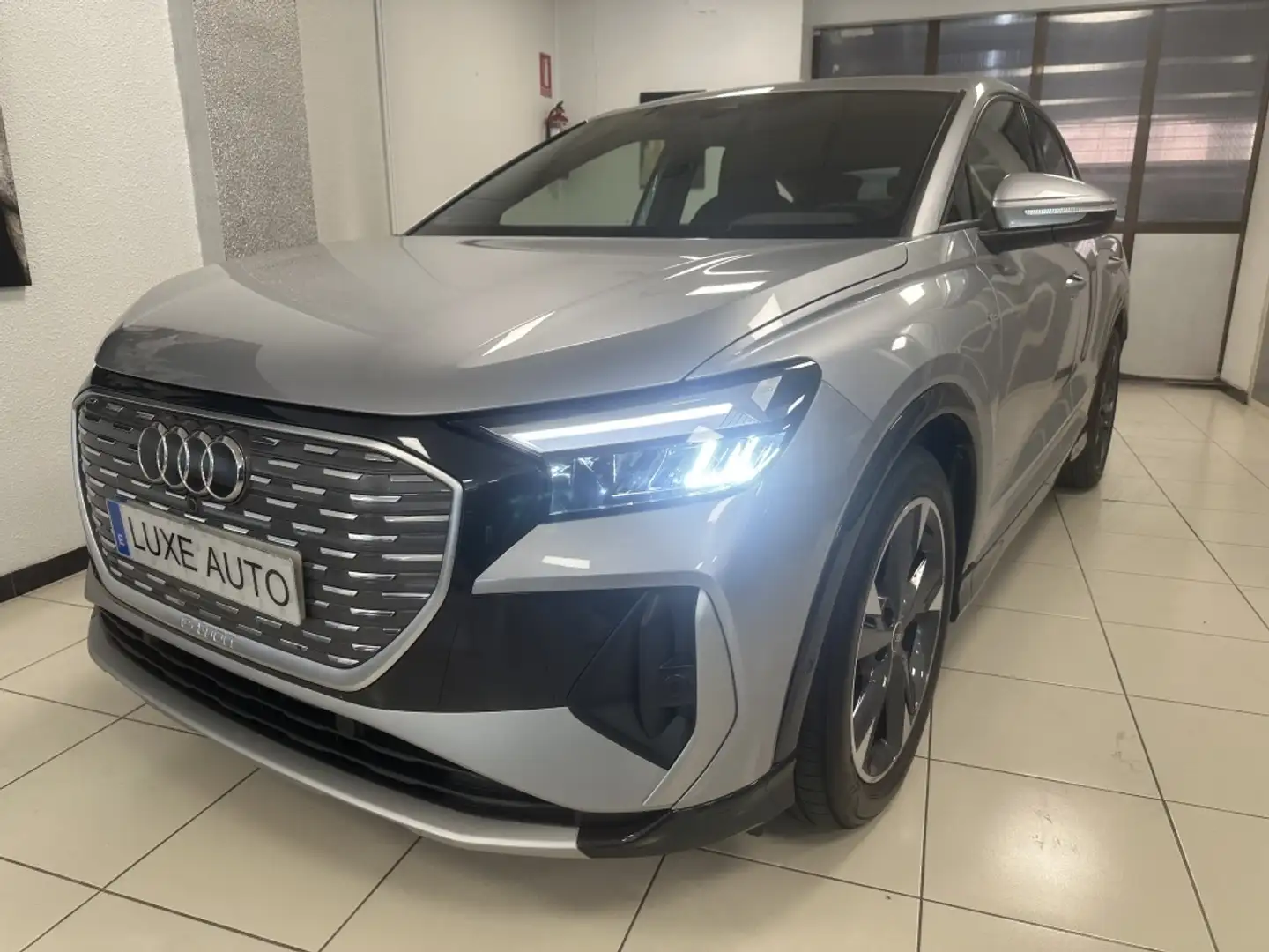 Audi Q4 e-tron Sportback 40 Advanced 82KWh Plateado - 2