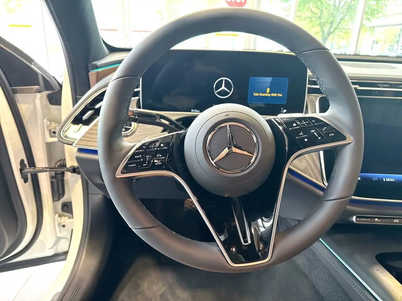 Mercedes-Benz E-Class снимка Mercedes-Benz E-Class