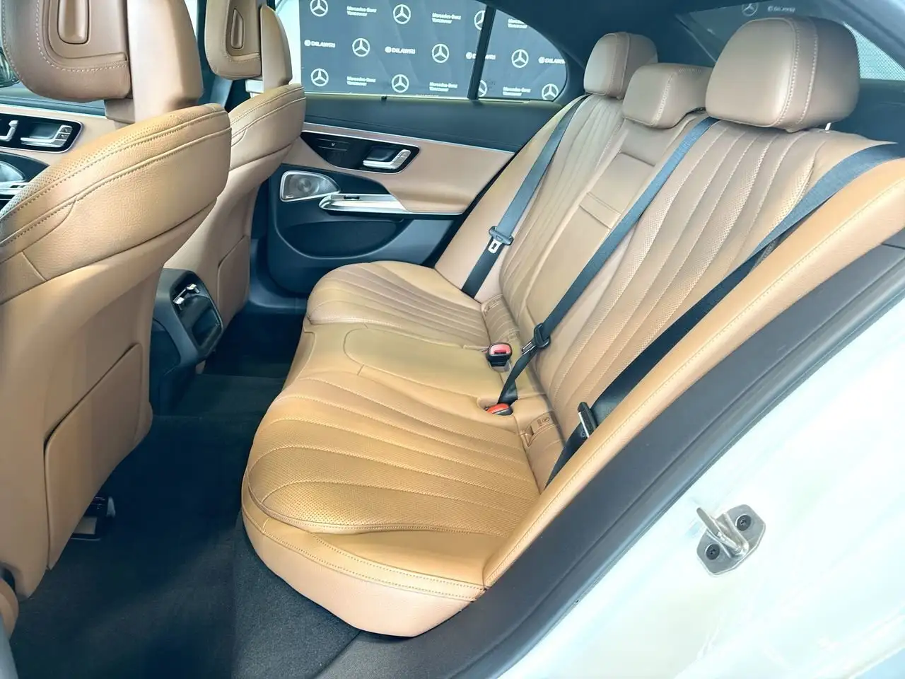 Mercedes-Benz E-Class снимка Mercedes-Benz E-Class