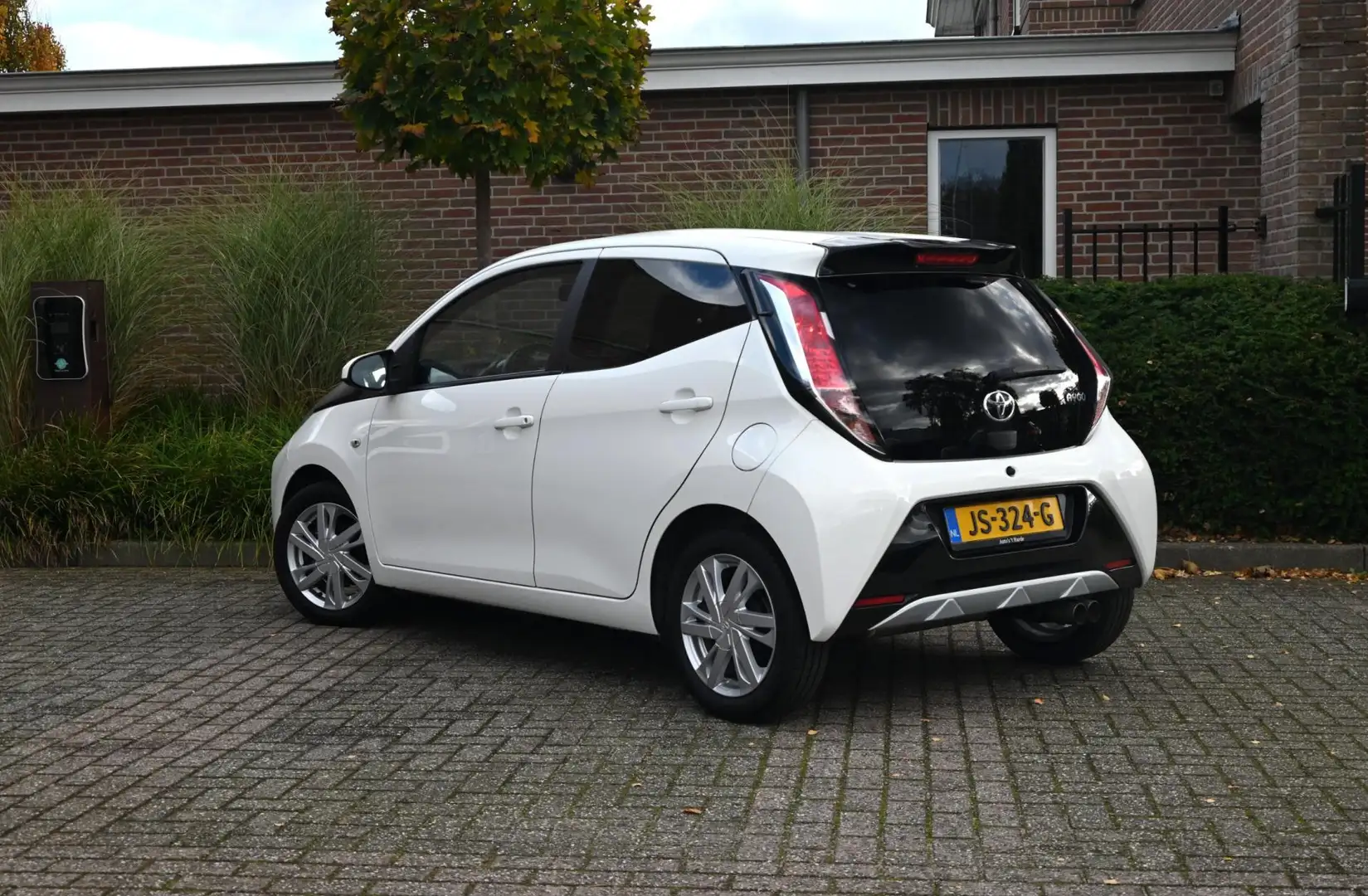 Toyota Aygo 1.0 VVT-i x-sport NL Auto Airco Cruise Camera 15'' Wit - 2