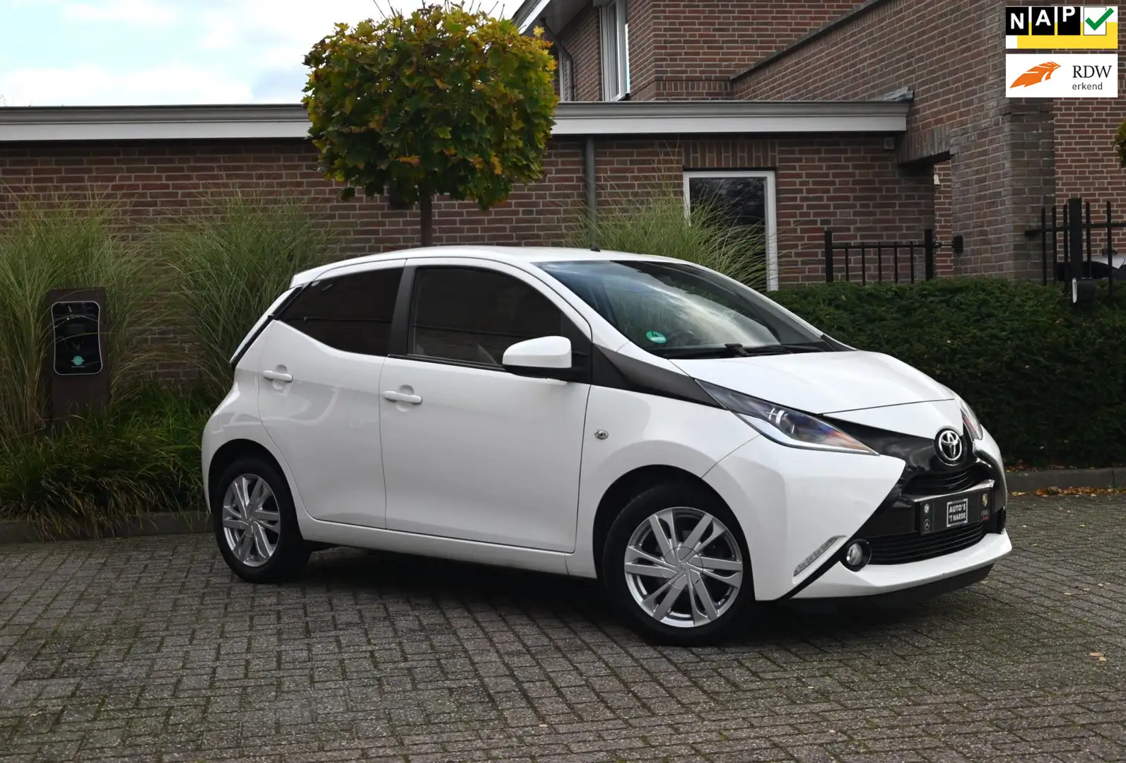 Toyota Aygo 1.0 VVT-i x-sport NL Auto Airco Cruise Camera 15'' Wit - 1