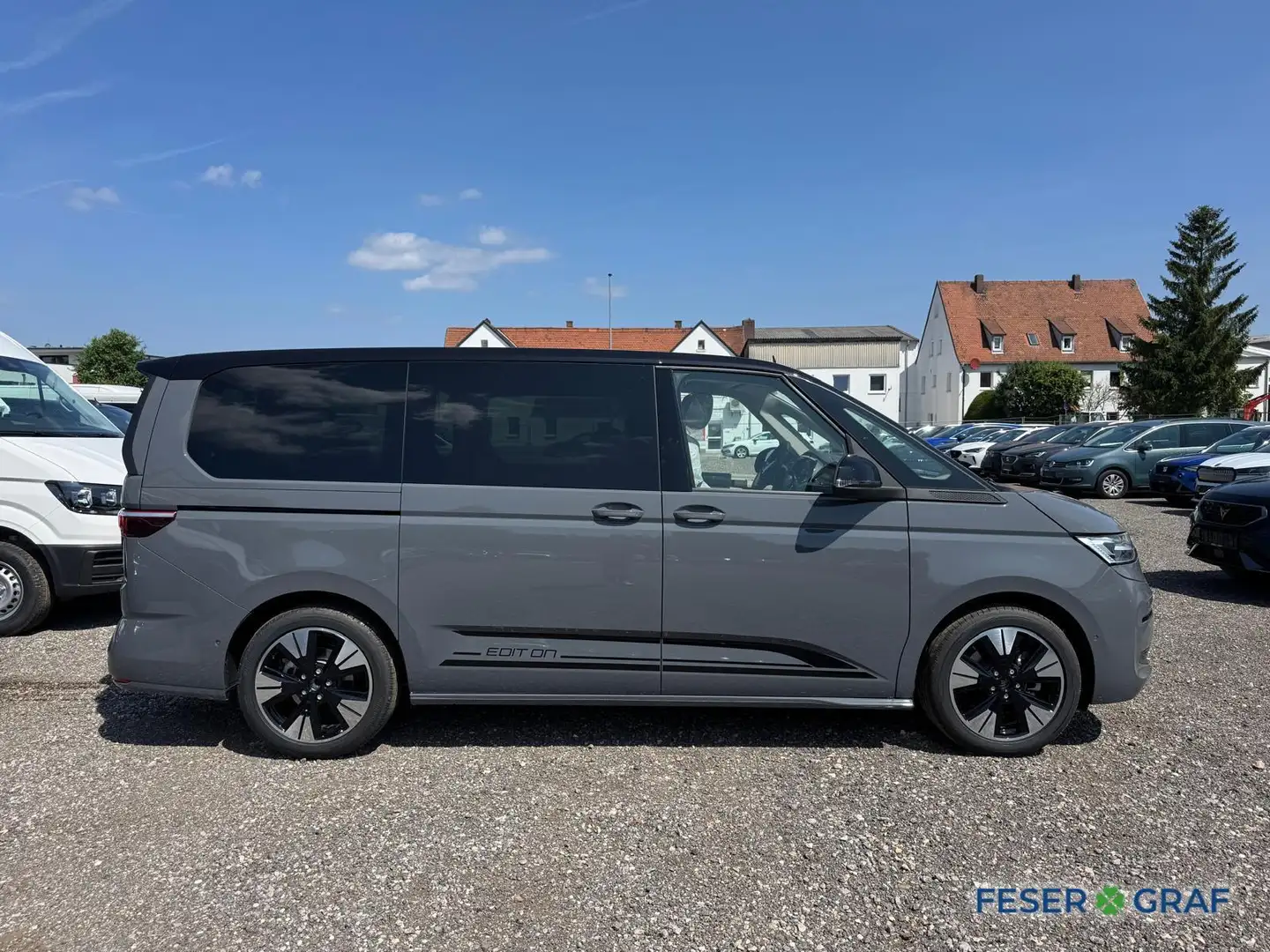 Volkswagen T7 Multivan Life 2,0 l TDI SCR 110 kW Schwarz - 2