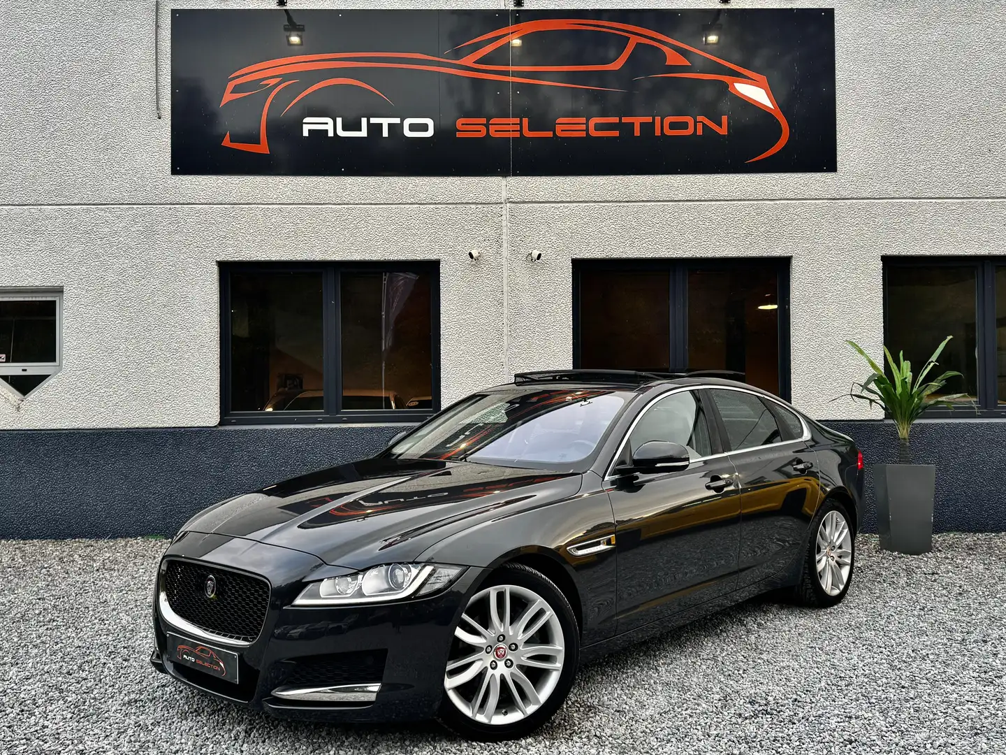 Jaguar XF 2.0D Prestige - PANO - FULL LED - CAMERA - HUD Noir - 1
