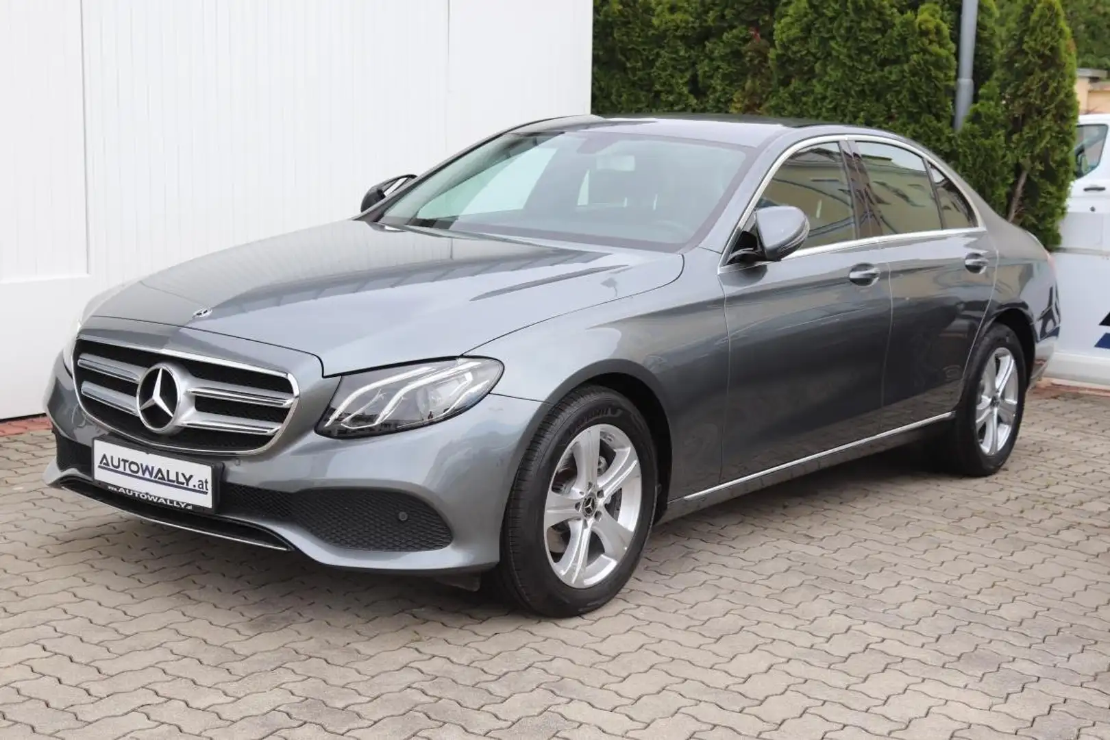 Mercedes-Benz E 200 d Avantgarde Aut. Grau - 1