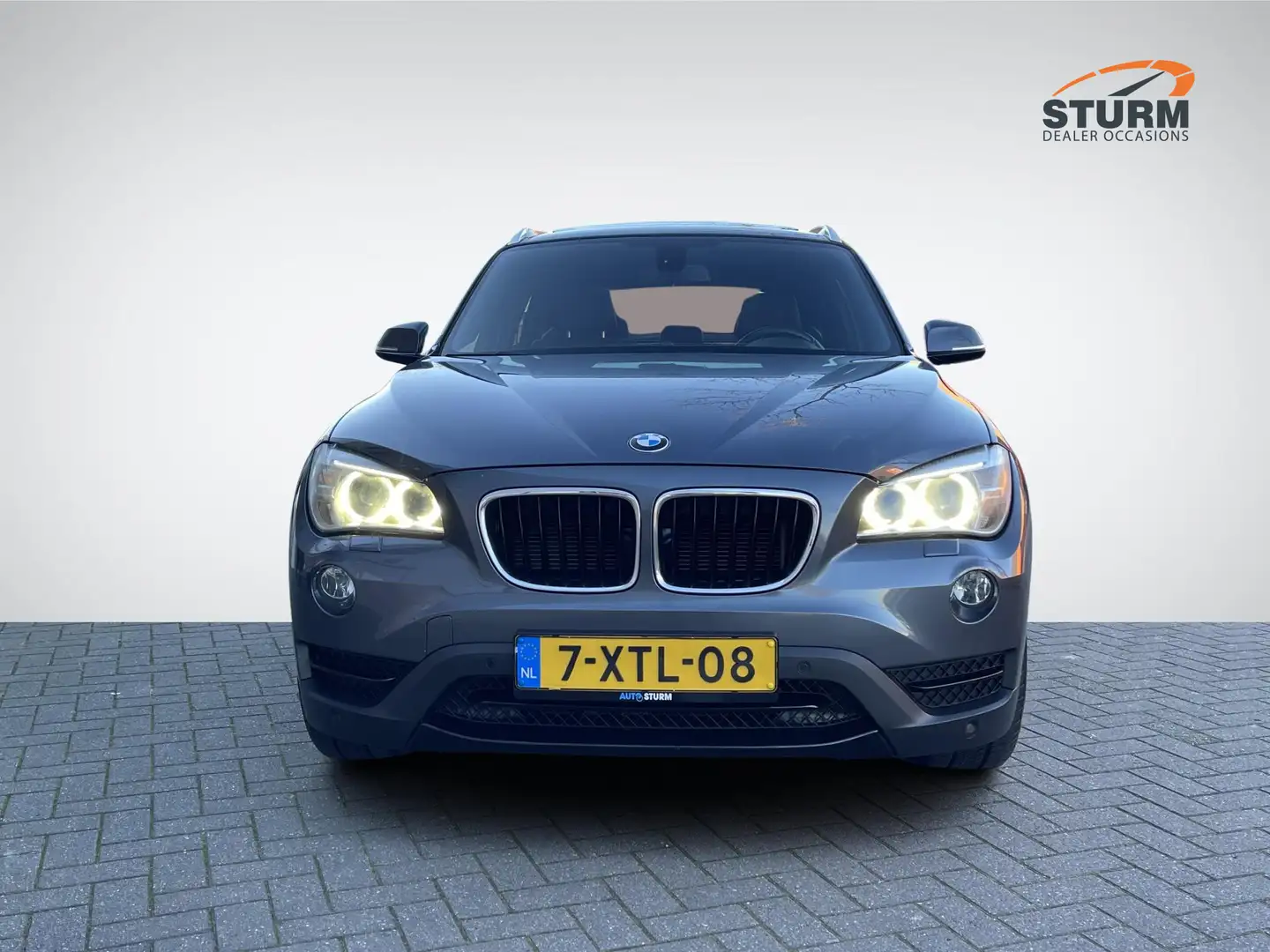 BMW X1 sDrive20i Chrome Line | Trekhaak | Panoramadak | N Grijs - 2