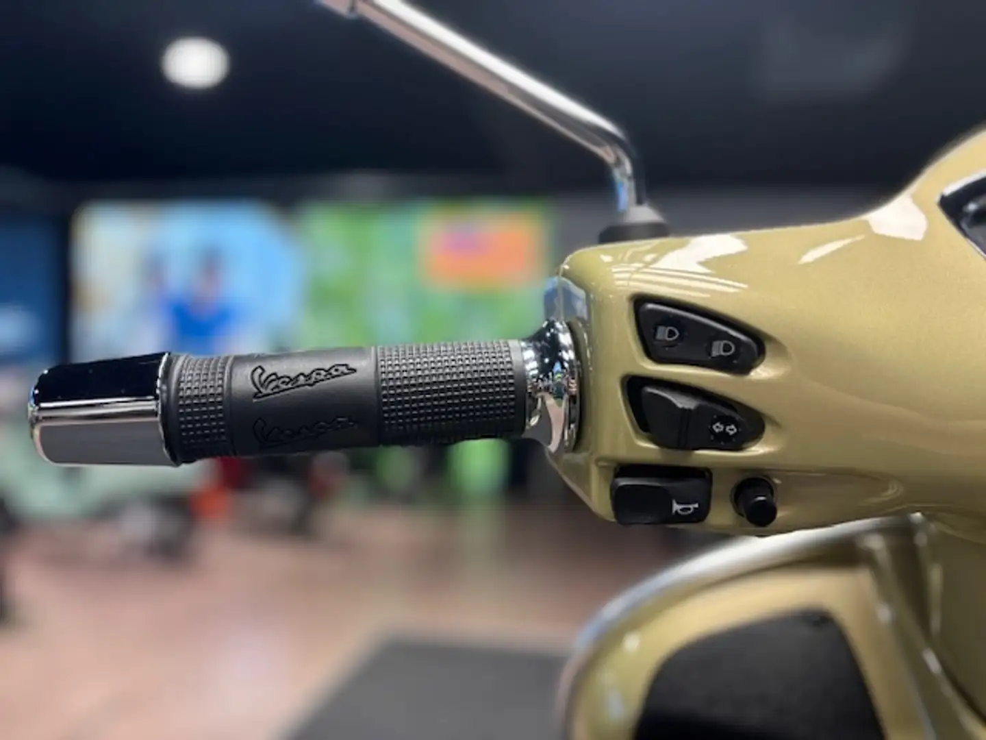 Vespa GTS 300 75 Jahre Limitiert Supertech Zlatá - 2