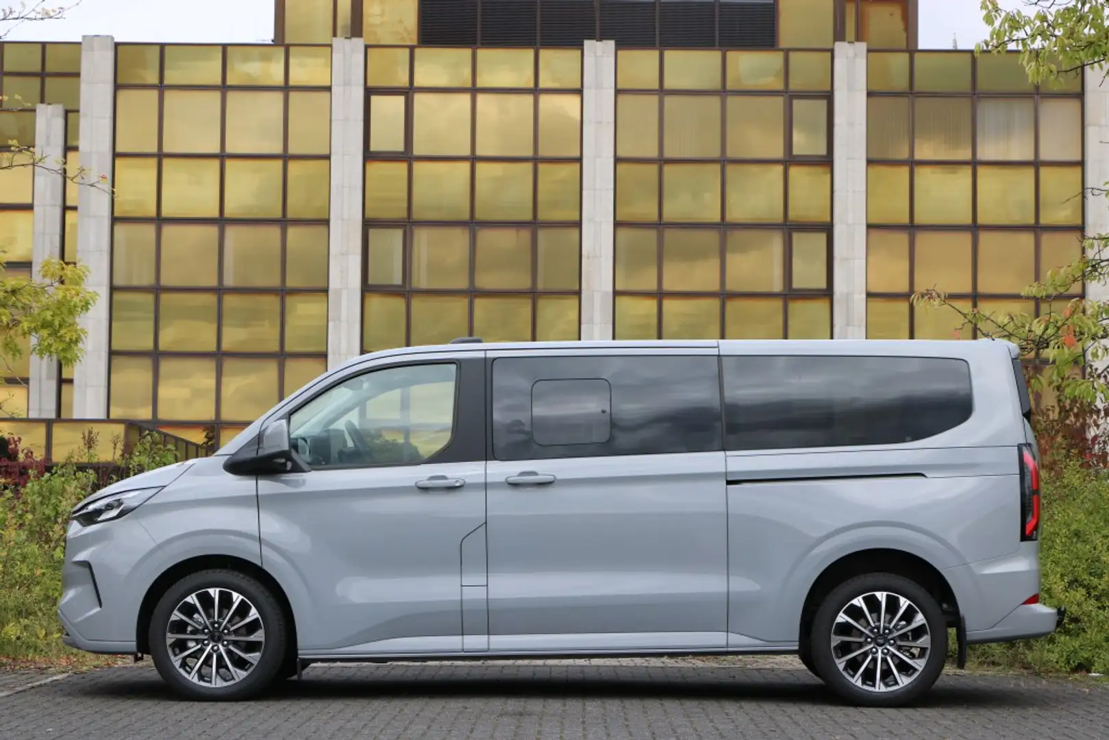 Ford Tourneo Titanium X AWD Ex Paket Sthzg AHK Grau - 2