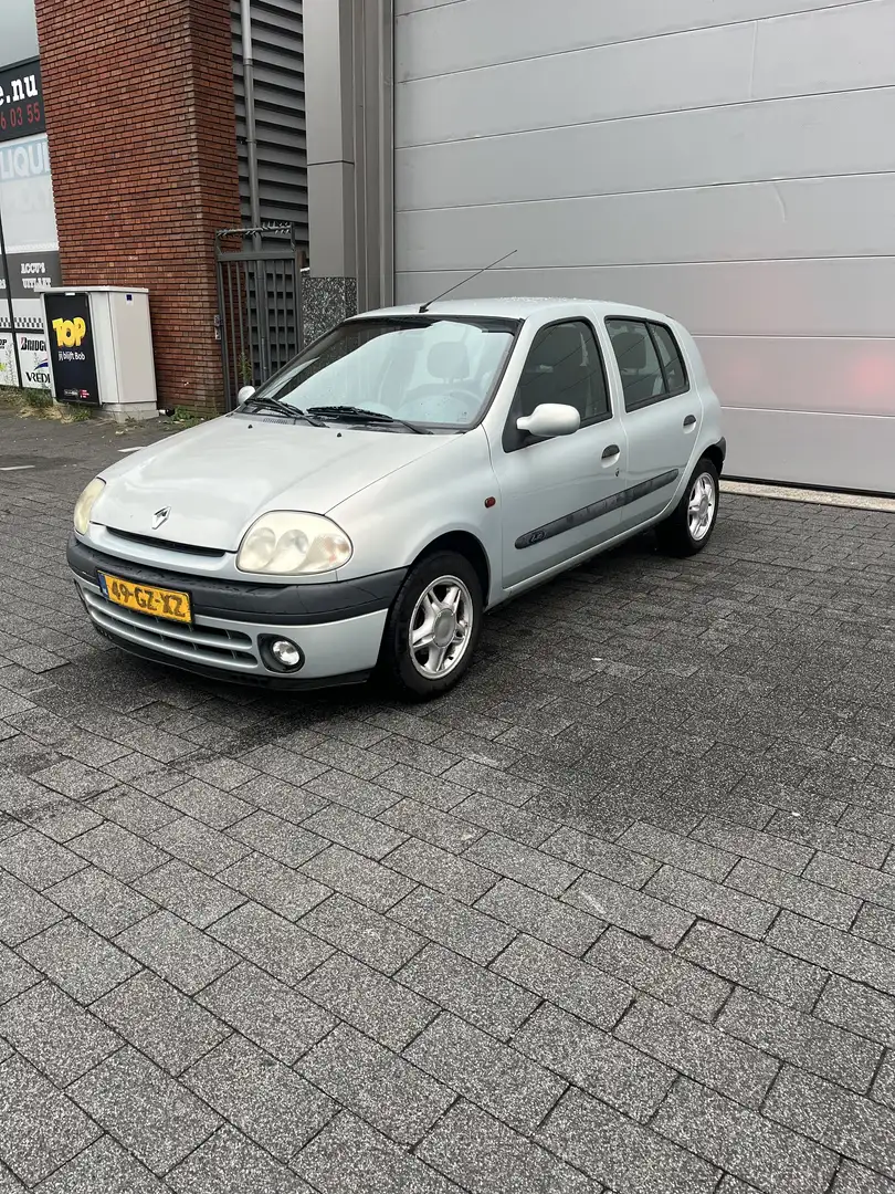 Renault Clio 1.4-16V Ludo 5DR 2001 Grijs Grey - 2