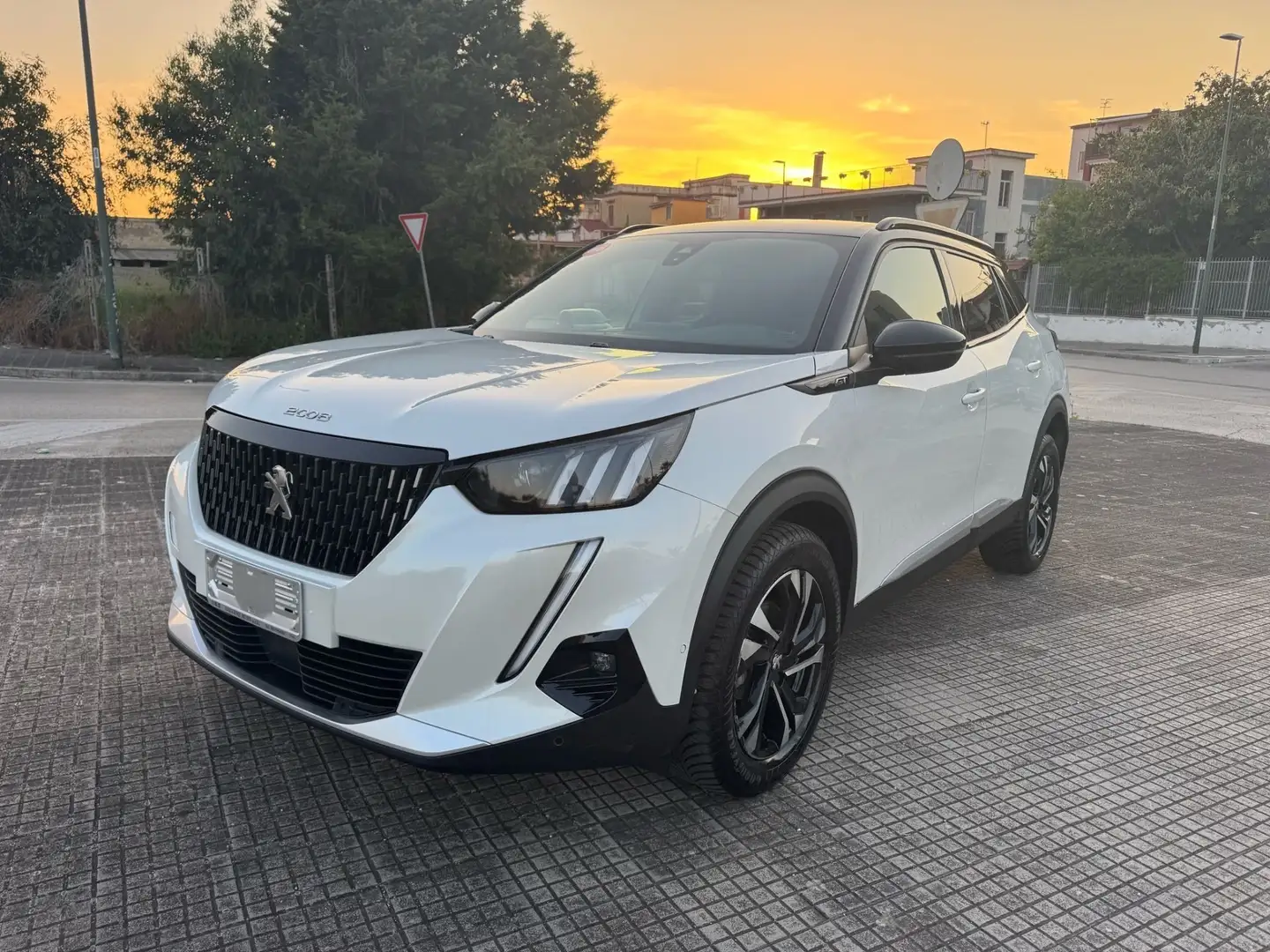 Peugeot 2008 PureTech 130 S&S EAT8 GT Weiß - 1
