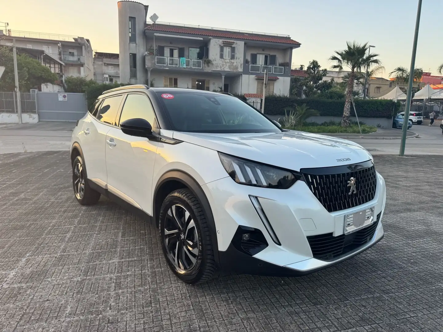 Peugeot 2008 PureTech 130 S&S EAT8 GT Weiß - 2