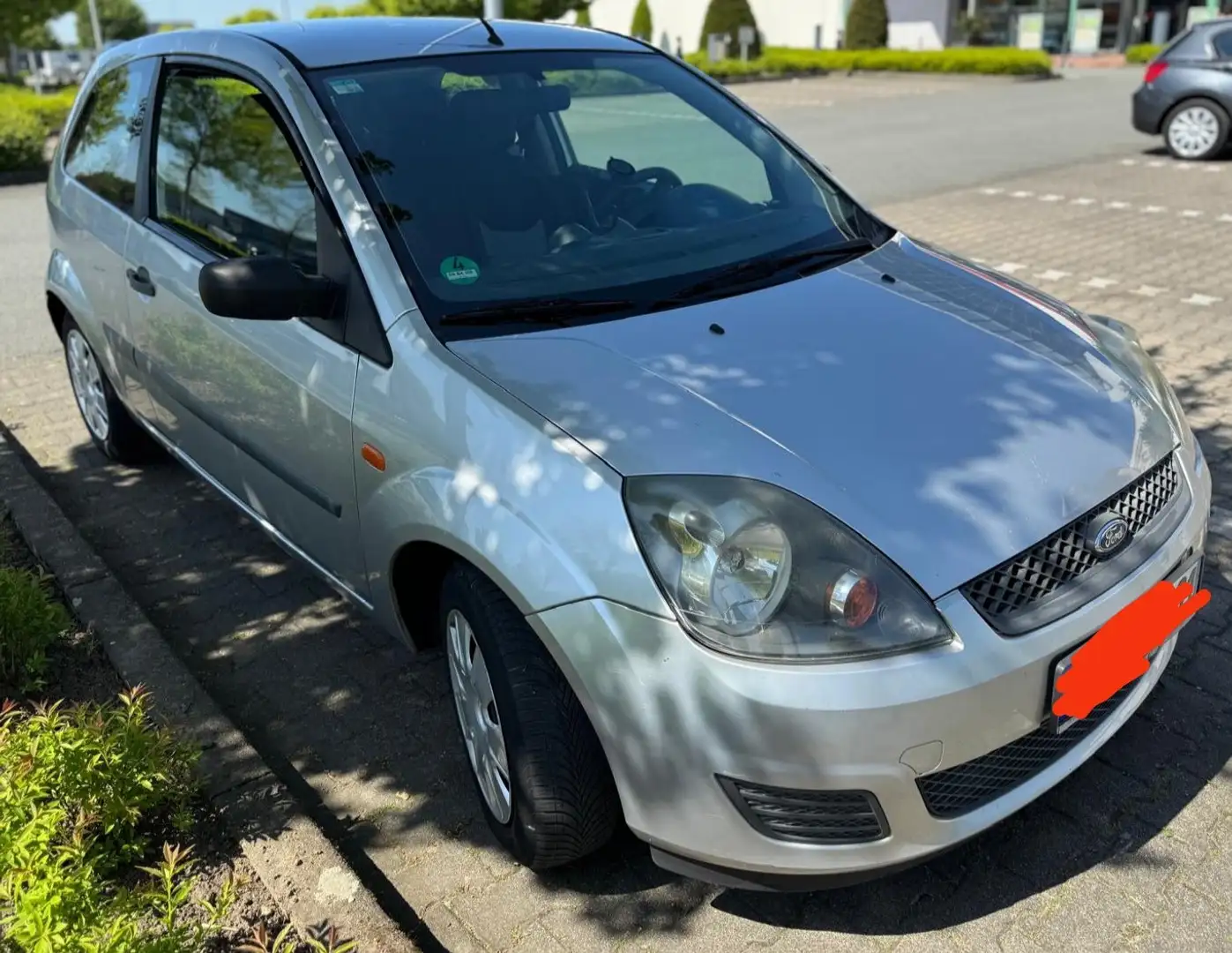 Ford Fiesta 1.3 Benzin Grau - 2