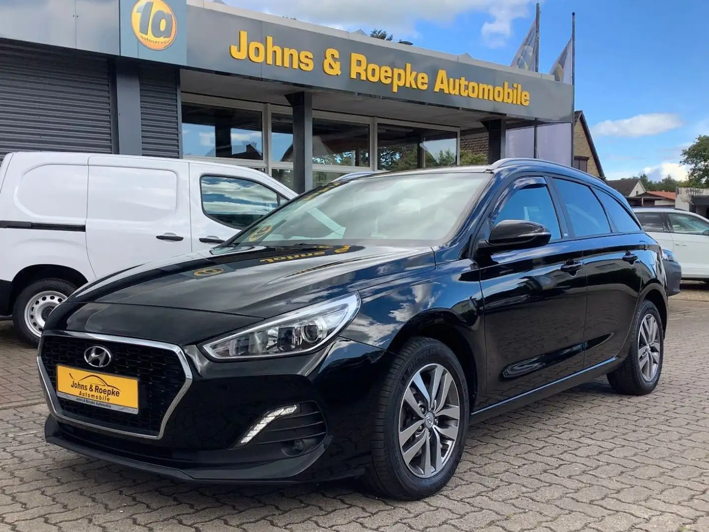 Hyundai i30 Kombi YES! 1,6 CRDi Automatik / NAVI / Negro - 1