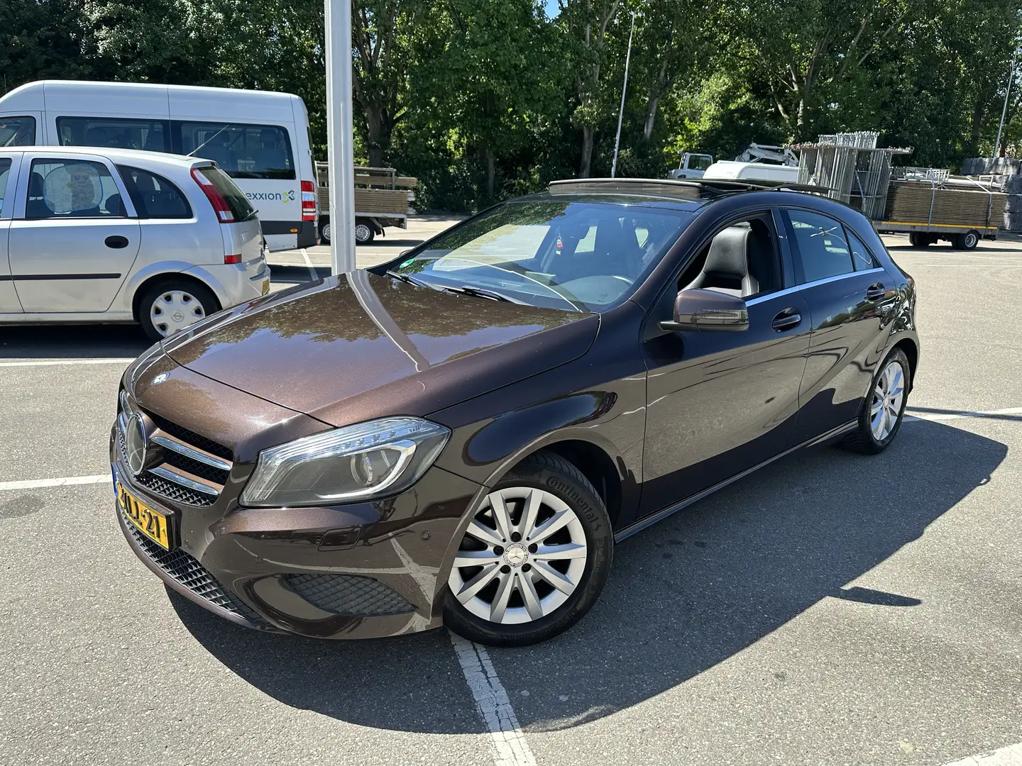 Mercedes-Benz A 180 1.6 Panorama Dak Bruin - 1