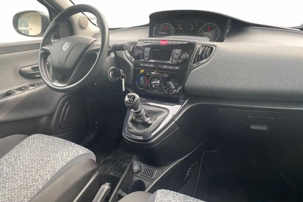 Lancia Ypsilon 2021 — фото 15