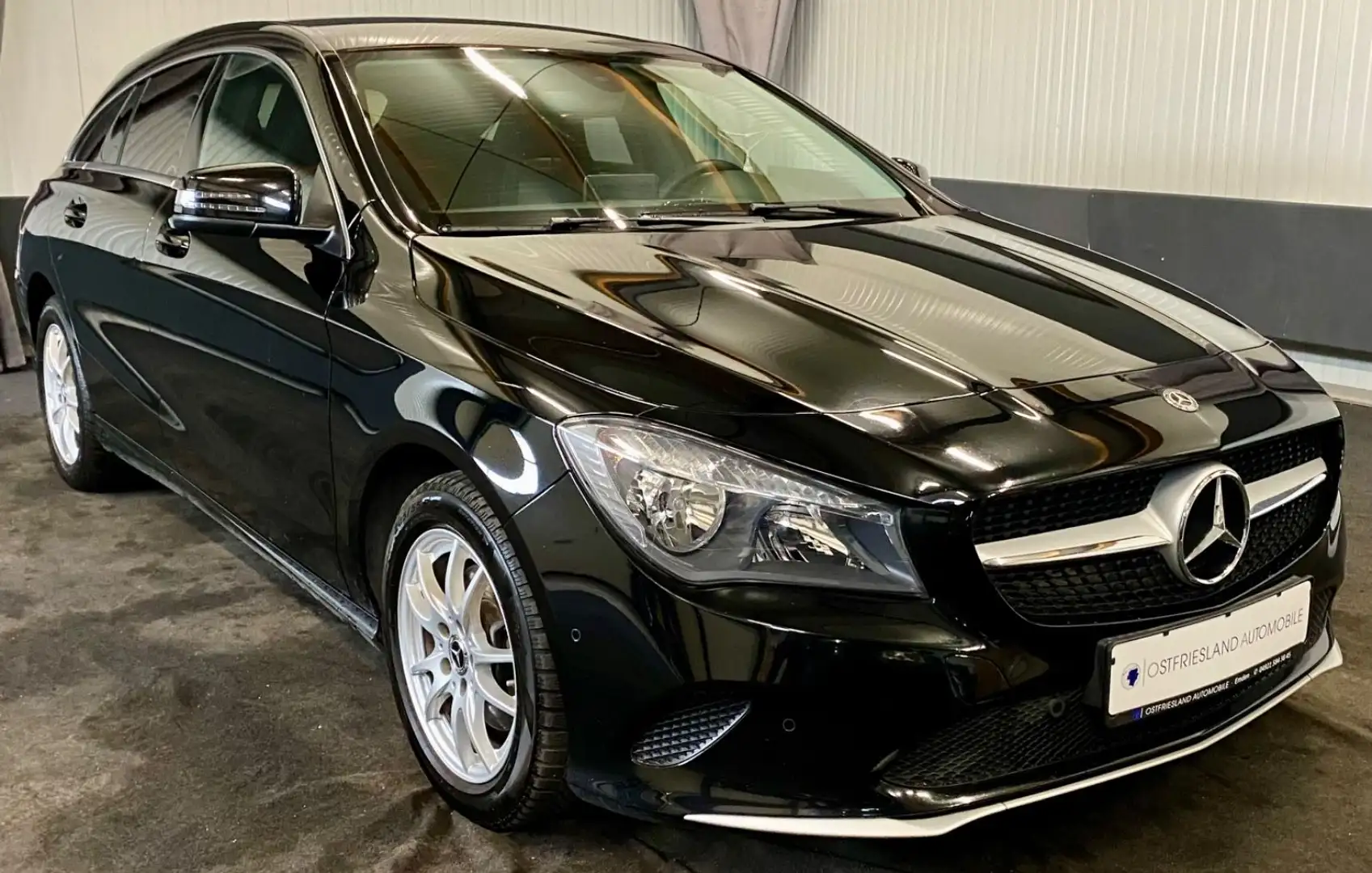 Mercedes-Benz CLA 180 Navi, Urban, Sportsitze Černá - 1
