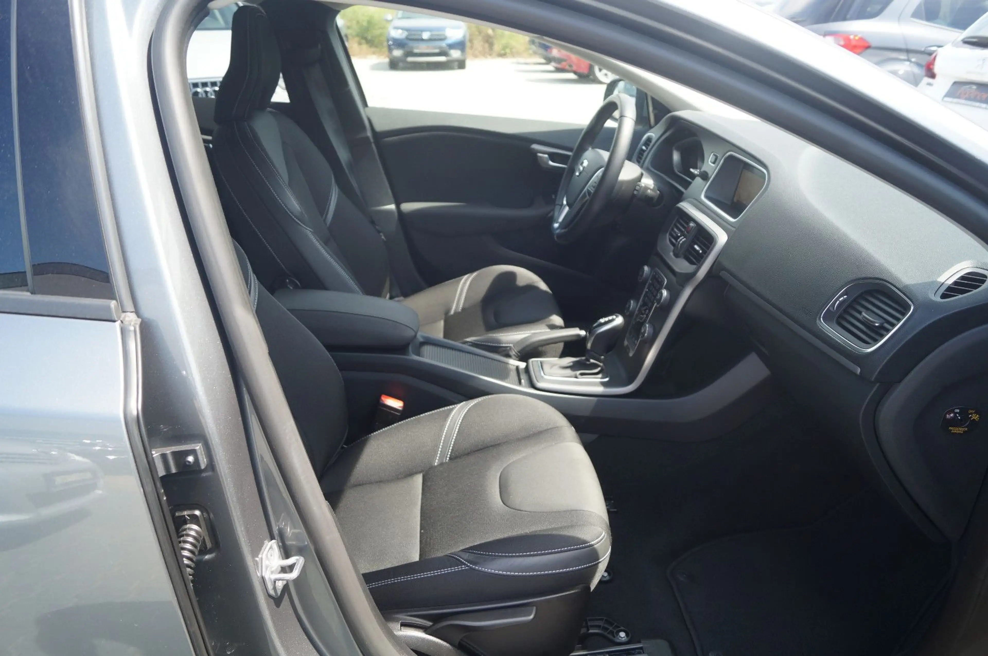Volvo V40 Momentum AUTOMATIK Navi Kamera PDC SHZ Tempo — photo 11