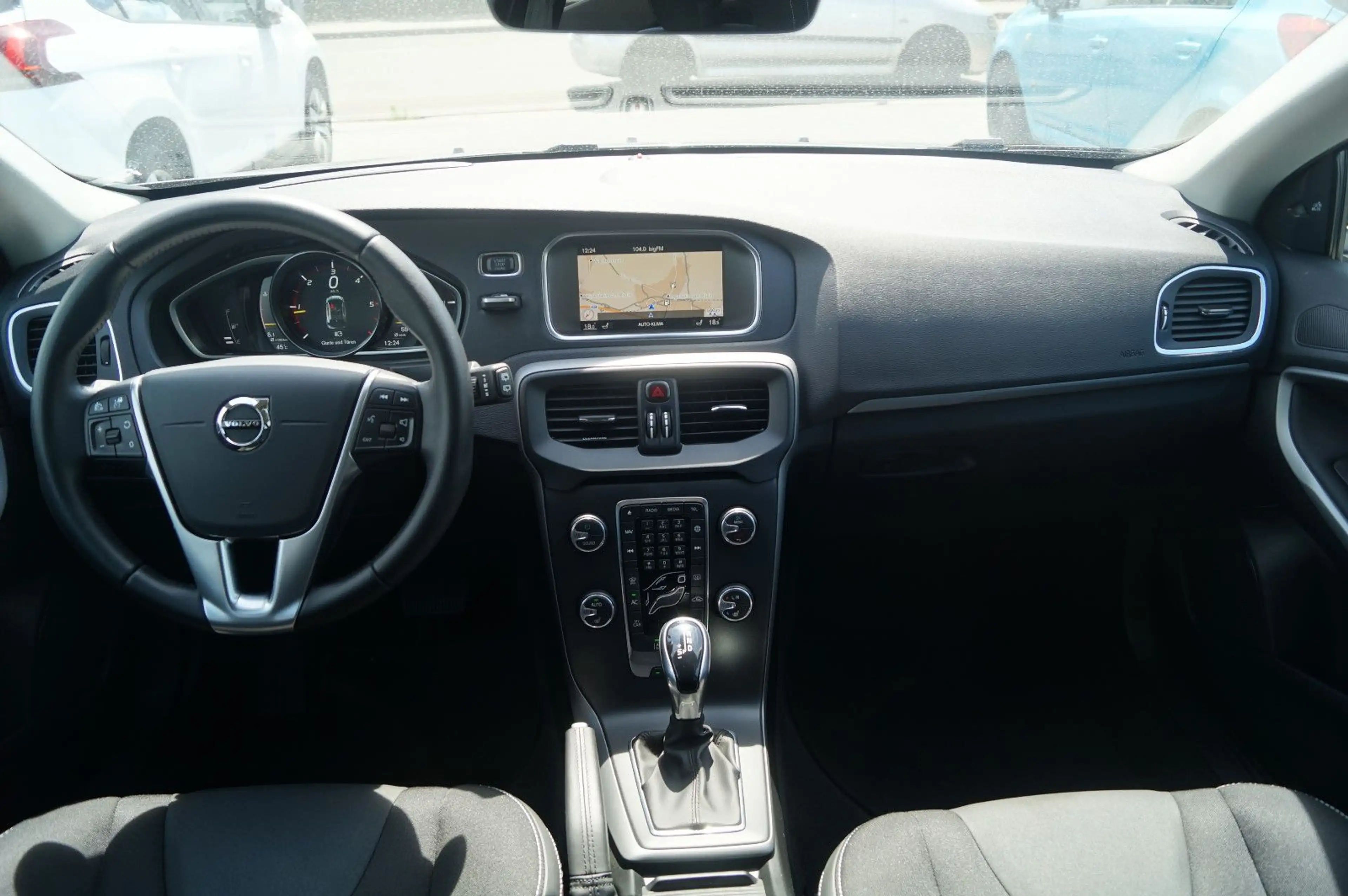 Volvo V40 Momentum AUTOMATIK Navi Kamera PDC SHZ Tempo — photo 15