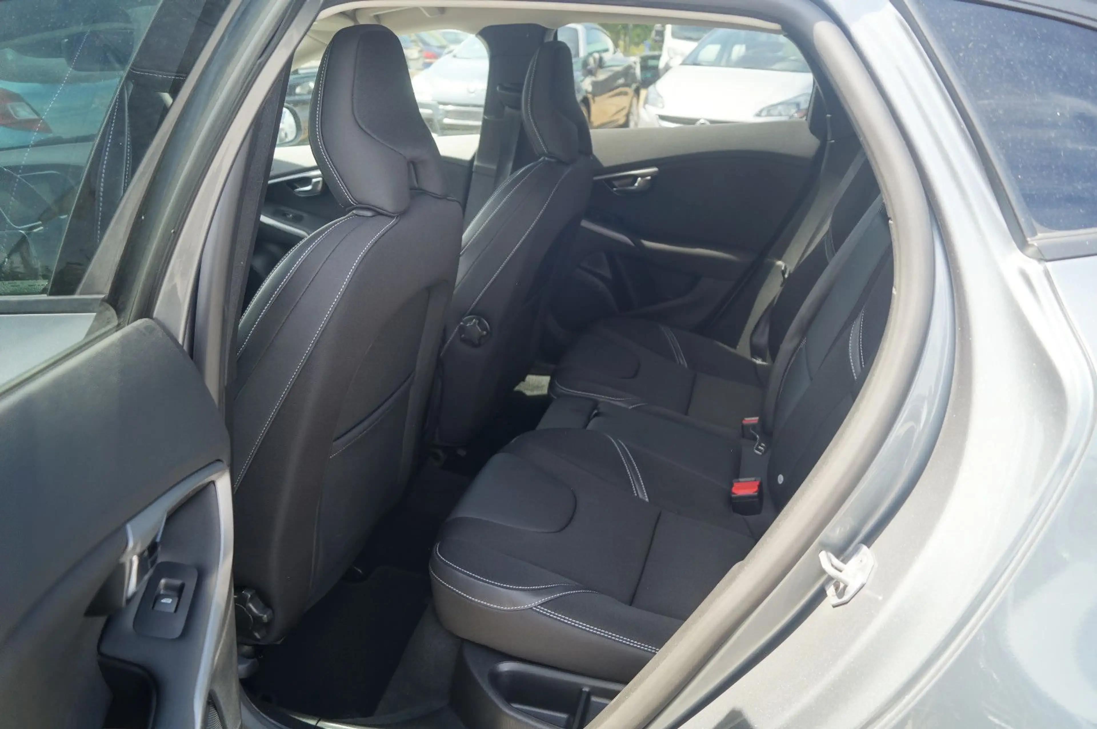 Volvo V40 Momentum AUTOMATIK Navi Kamera PDC SHZ Tempo — photo 14